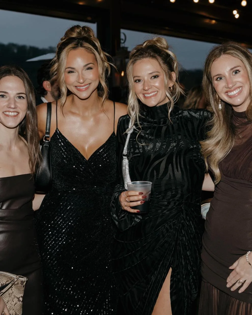 Dressed to the nines 👩🏼&zwj;🐰&zwj;👩🏻

AWhiteWeddings is a Nashville wedding planner proudly serving couples across Middle Tennessee with full-service wedding planning, partial wedding planning, and day-of wedding coordination. From Nashville to 