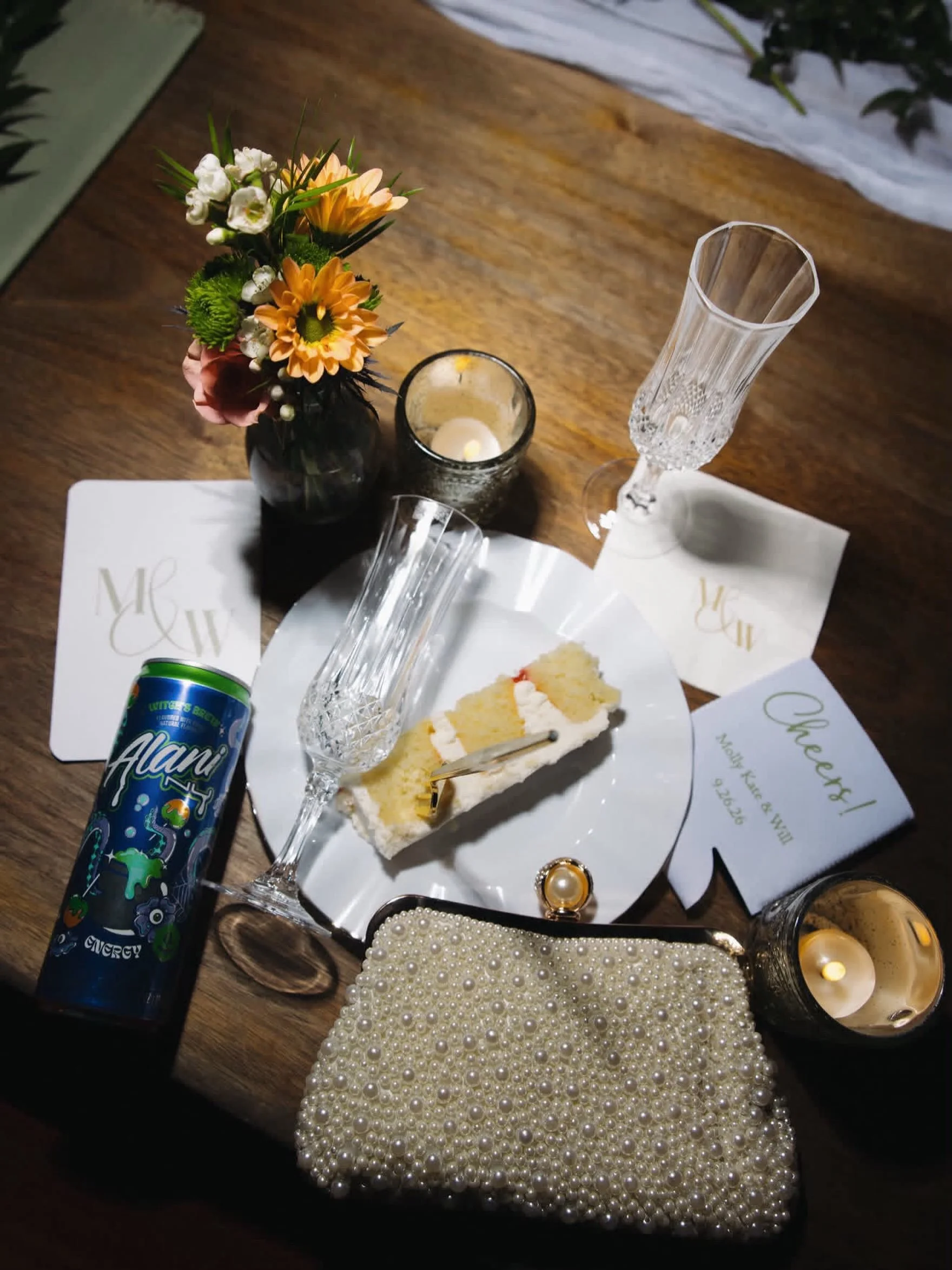 Every wedding day needs a pearl clutch, a slice of cake, and something to keep the planner going. @alaninutrition 👻

AWhiteWeddings is a Nashville wedding planner proudly serving couples across Middle Tennessee with full-service wedding planning, pa