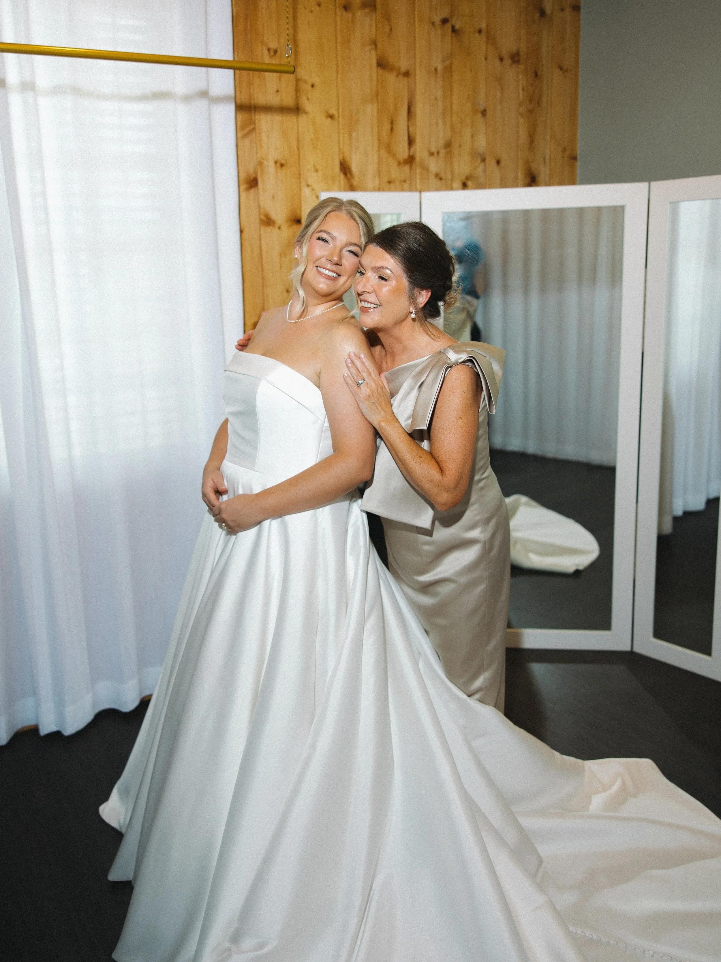 Mother-daughter wedding moments 🤍

AWhiteWeddings is a Nashville wedding planner proudly serving couples across Middle Tennessee with full-service wedding planning, partial wedding planning, and day-of wedding coordination. From Nashville to Frankli