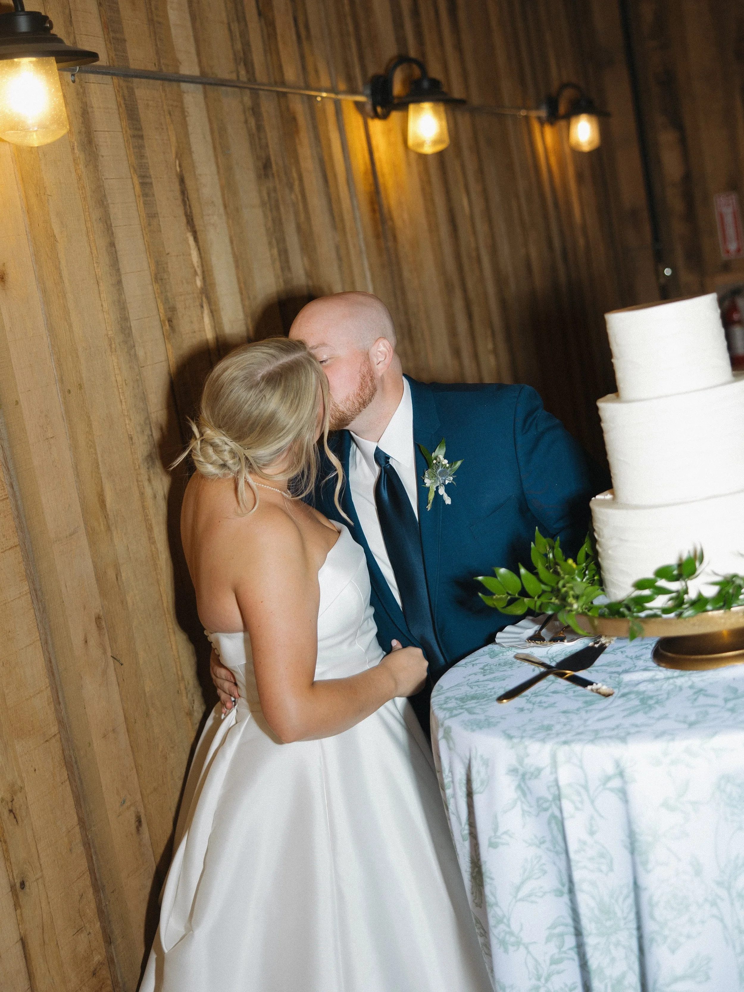A sweet finish 

The Team Behind the Wedding: 
Planning: @awhiteweddings 
Venue: @williamsonfamilyfarmtn 
Beauty: @beautybytayloralexander 
Photographer: @nataliecookweeksphoto 
Bridesmaid alterations: @patient.and.kind.alterations 
Cake: Sarah Paris