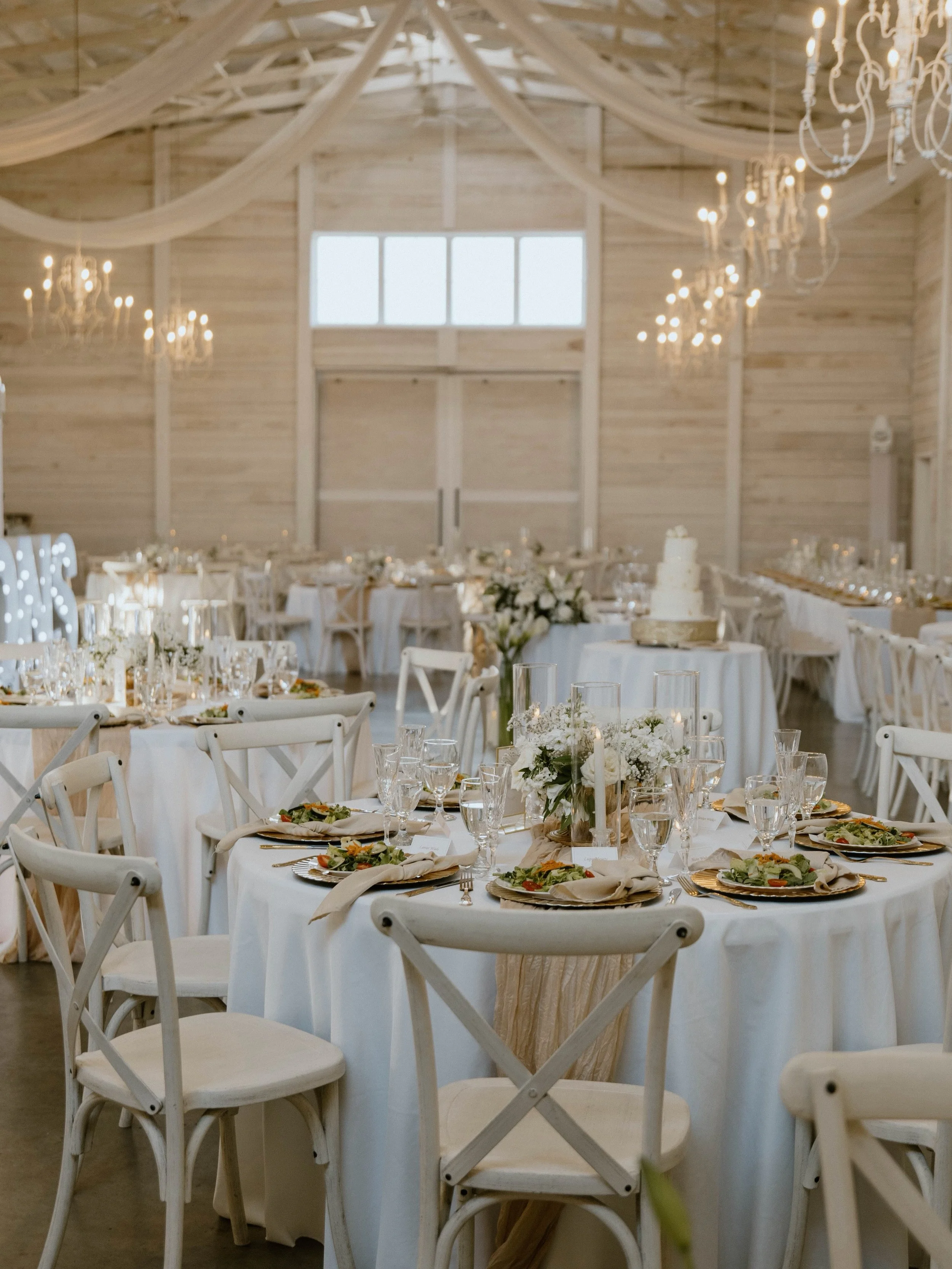 Fall weddings might be our favorite!! 🍂🍁🤎

The Team Behind the Wedding: 
Planning: @awhiteweddings 
Venue: @thewhitedovebarn 
Florals: @thebloomroom_nashville 
Hair: @thebeautyboxnashville @rachelfayeee 
Soloist: @woodywood26 
MUA: @makeupbyamy.g 