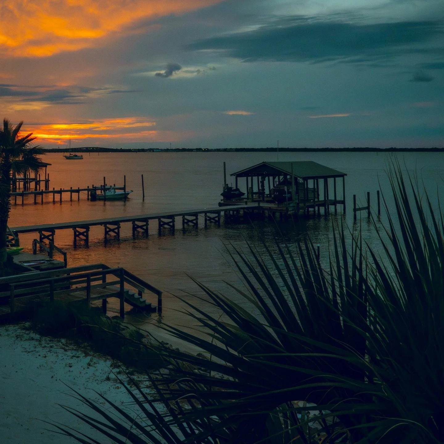 Pensacola Beach sunset over Santa Rosa Sound
#liveadventureexplore #pensacolabeach #pensacolabeachsunrise #pensacolabeachflorida #pensacolabeachphotography #live.adventure.explore #florida #floridabeach #sonya7rv #sonya7rv #sonyphotograph