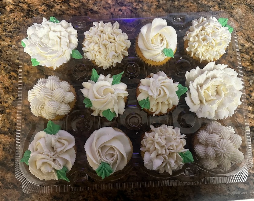 whiteflowercupcakes.png