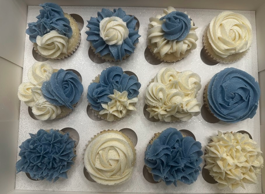 bluewhitecupcakes.png
