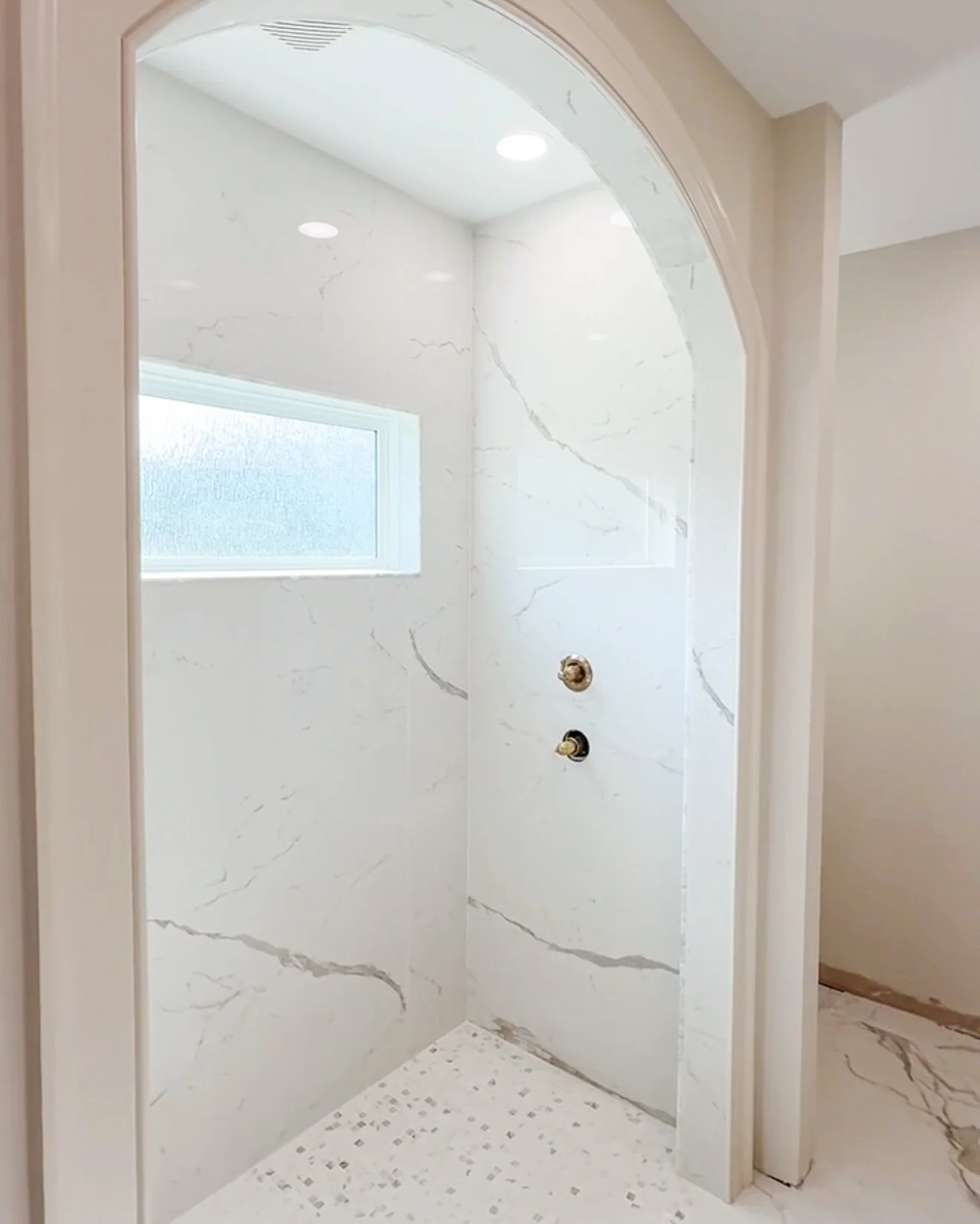 Check out this bathroom transformation! Massive tile,  flawless installation and an amazing new space!
Shoutout to @louisville_tile &
@nicholsonceramictile 
Design: @designlinkinteriors 
Tile: @louisville_tile 
Tile Installation: @nicholsonceram