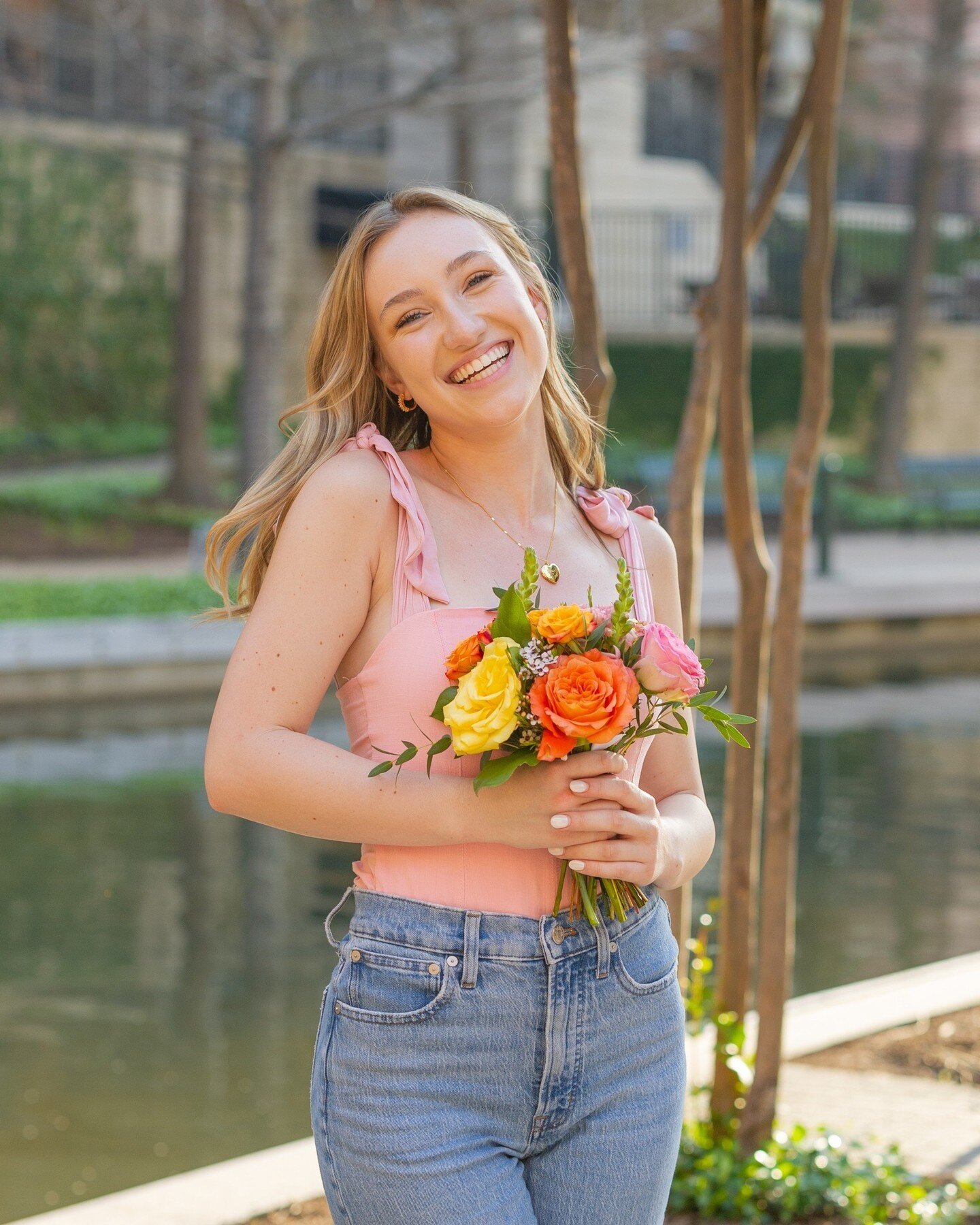 a special sneak peek from @sheamcleodd&rsquo;s senior session at that NEEDED a spot in the feed!! ✨ shea was absolutely STUNNING and how cute is her lil bouquet from @pineyrosefloral!?! 💐 i simply can&rsquo;t wait to share more from her gorgeous ses