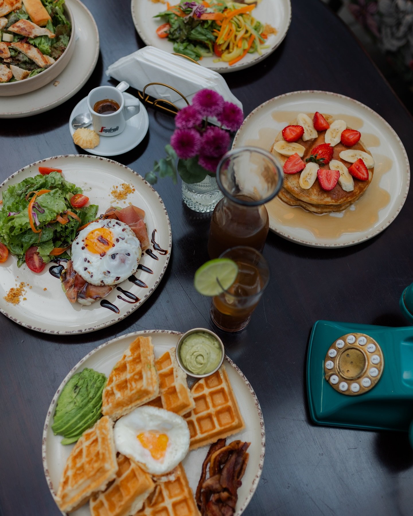 Y as&iacute; se ve un delicioso sabor en la mejor compa&ntilde;&iacute;a. ✨🍽️ Ven a disfrutar momentos especiales en Recoleta. 
&bull;
#buenosmomentos #saborycompa&ntilde;&iacute;a #recoletacaf&eacute; #brunchcostarica #almuerzos