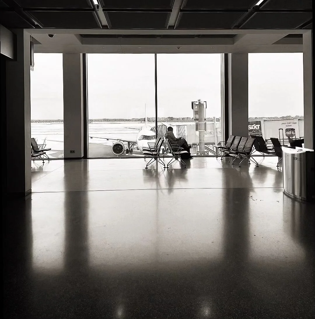 Waiting room
#airport #travelpicture #travels #blackandwhite #streetphotographers #blackandwhitephotography #photooftheday #photoderue #berlin #berlinairport