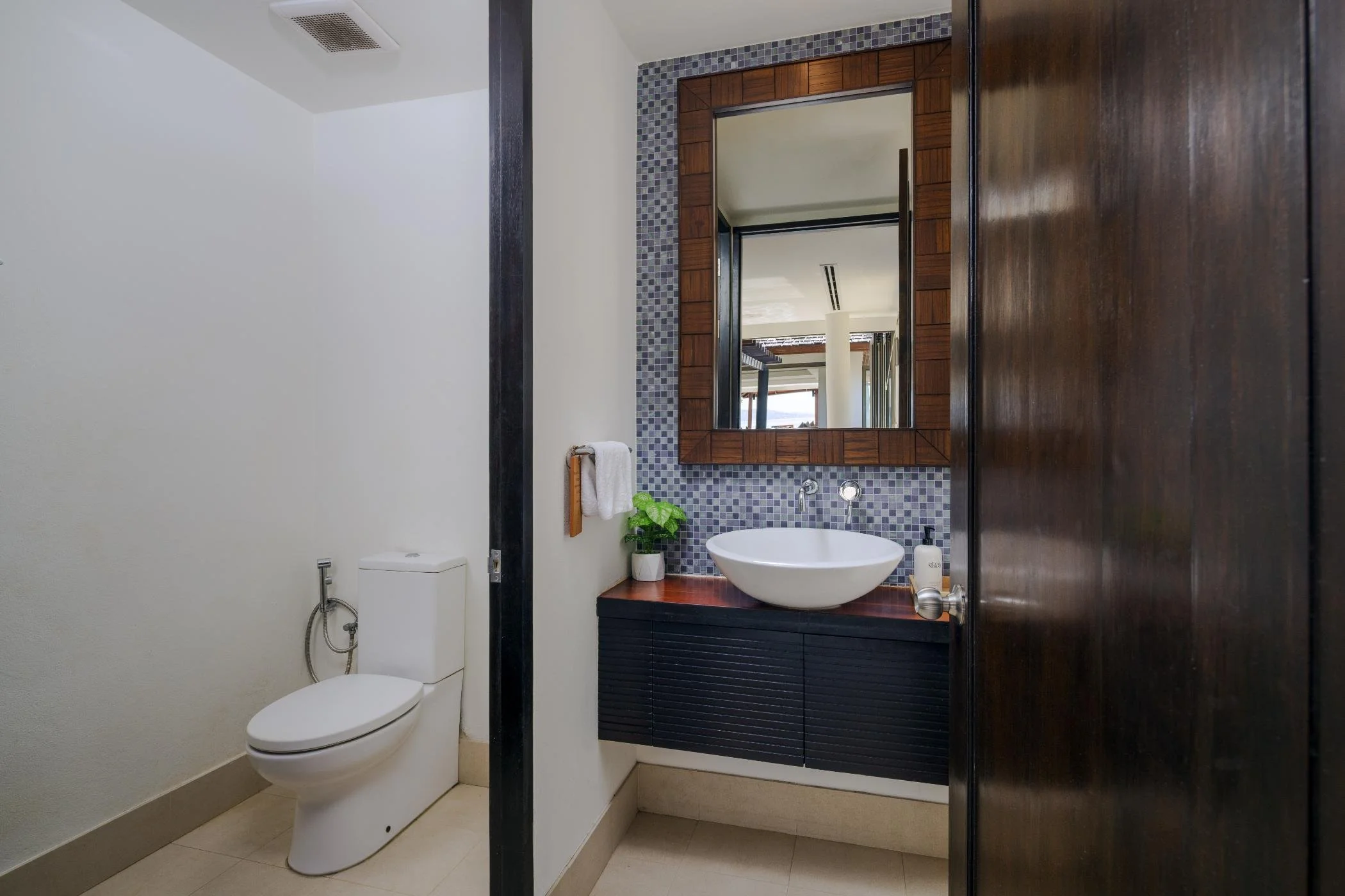 BaanFeungFah_29_CommunalToilet.jpg