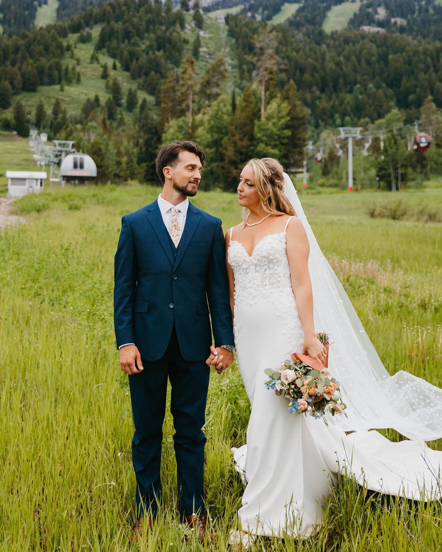 A few sneaks from Sarah and Brad&rsquo;s colorful day in Jackson Hole last month 🌸⛰️🌼
.
.
.
#utahweddingphotographer #utahphotographer #weddingphotography #weddinginspiration #colorfulwedding #weddingvenue #jacksonholewedding #jacksonholeweddingpho
