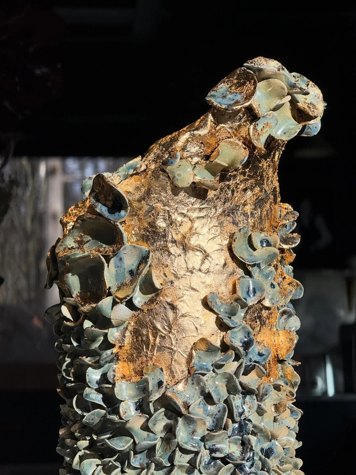 C&eacute;ramique et feuilles d&rsquo;or jaune 24 carats 

#sculptureceramic #sculpture #clayartwork #designobject