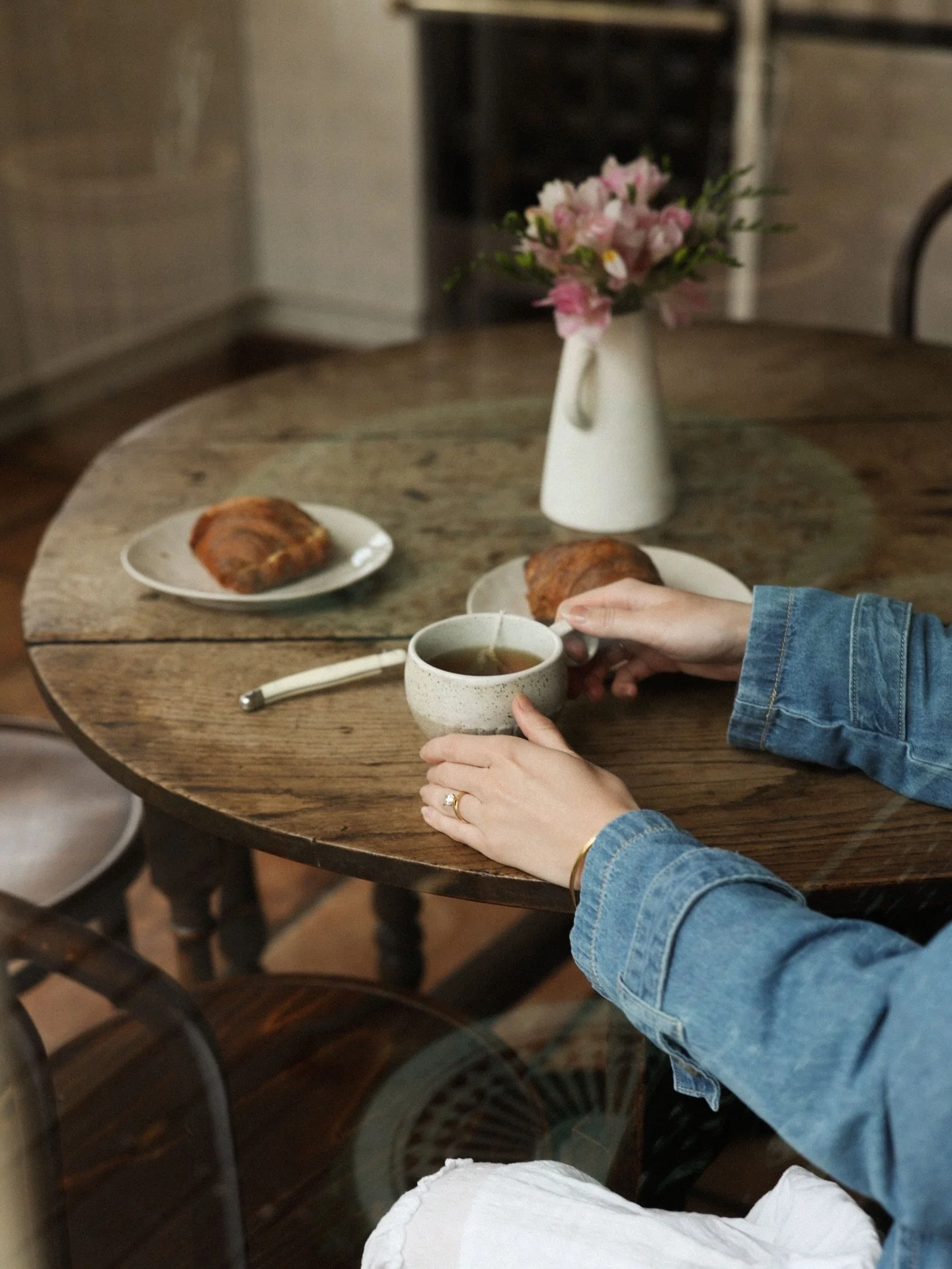 Morning sunlight spills through the windows, and we dance as we wait for the coffee to brew, for a moment we get lost in time ☕️🪻🏠 @littlecottageshobart