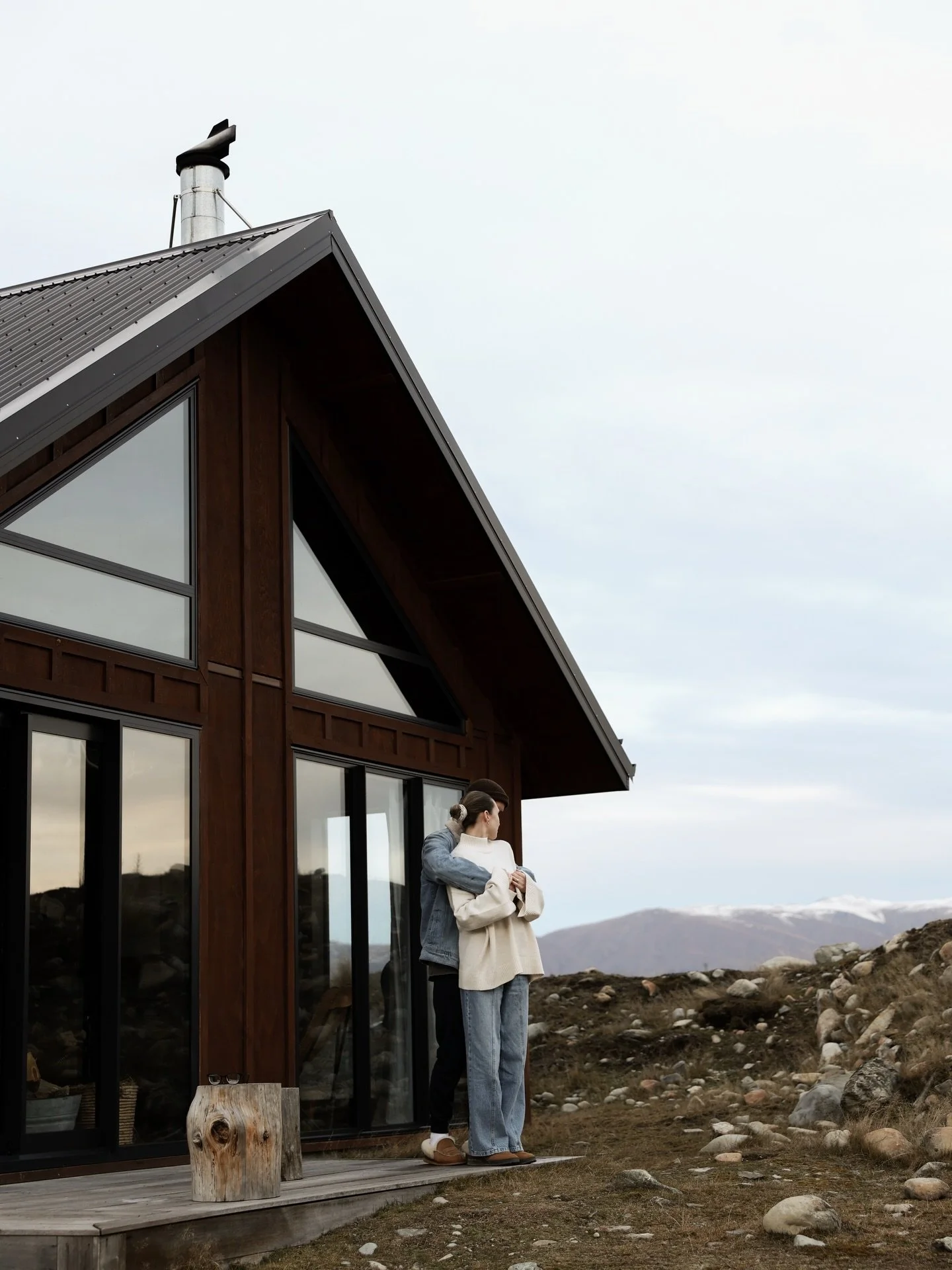 You + me + a cosy cabin in the mountains 🏔️🧦❄️☕️
.
.
.
.
.
#southislandnz #newzealand #newzealandvacations #nz #cabin