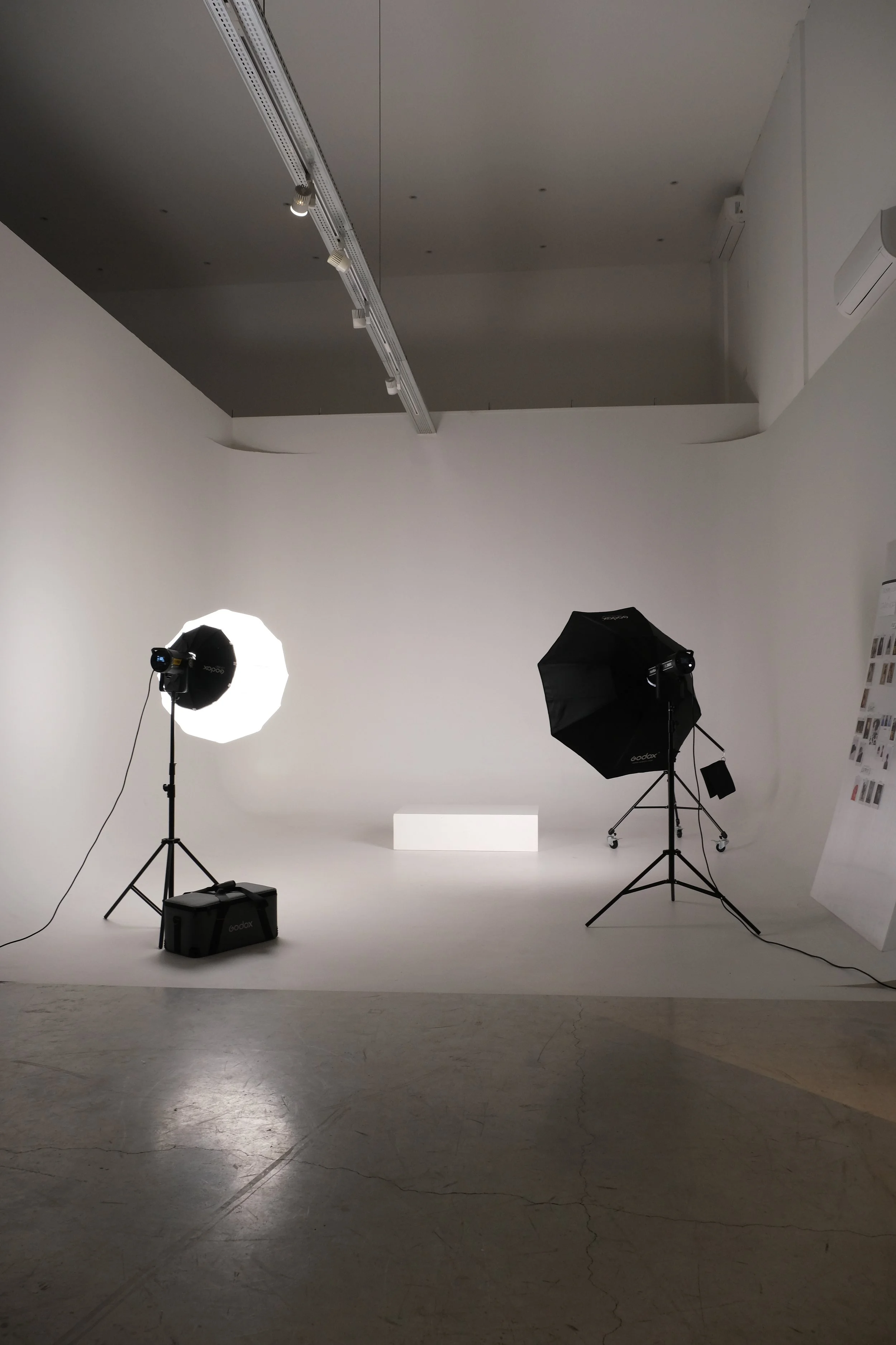 LIGHT GREY (WHITEISH) BACKDROP & FLOOR