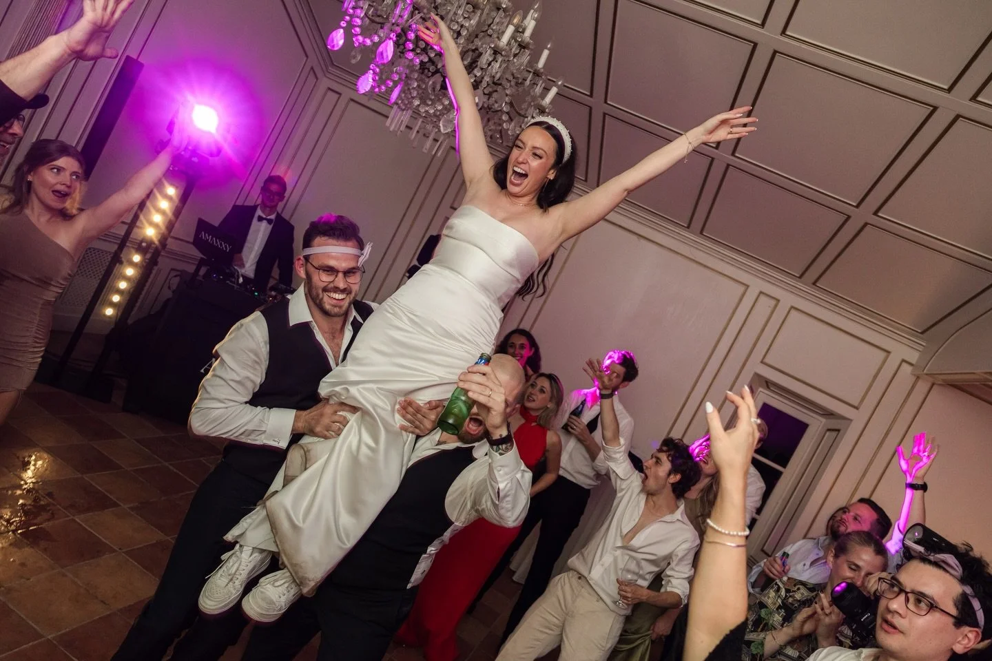 IT&rsquo;S FRIDAY&hellip; so let&rsquo;s talk party energy!

Not every wedding ends quietly.
Some explode into pure celebration.

Lights low.
Music loud.
Heels in hand.
Ties around heads.
That &ldquo;we never want this night to end&rdquo; kind of vib