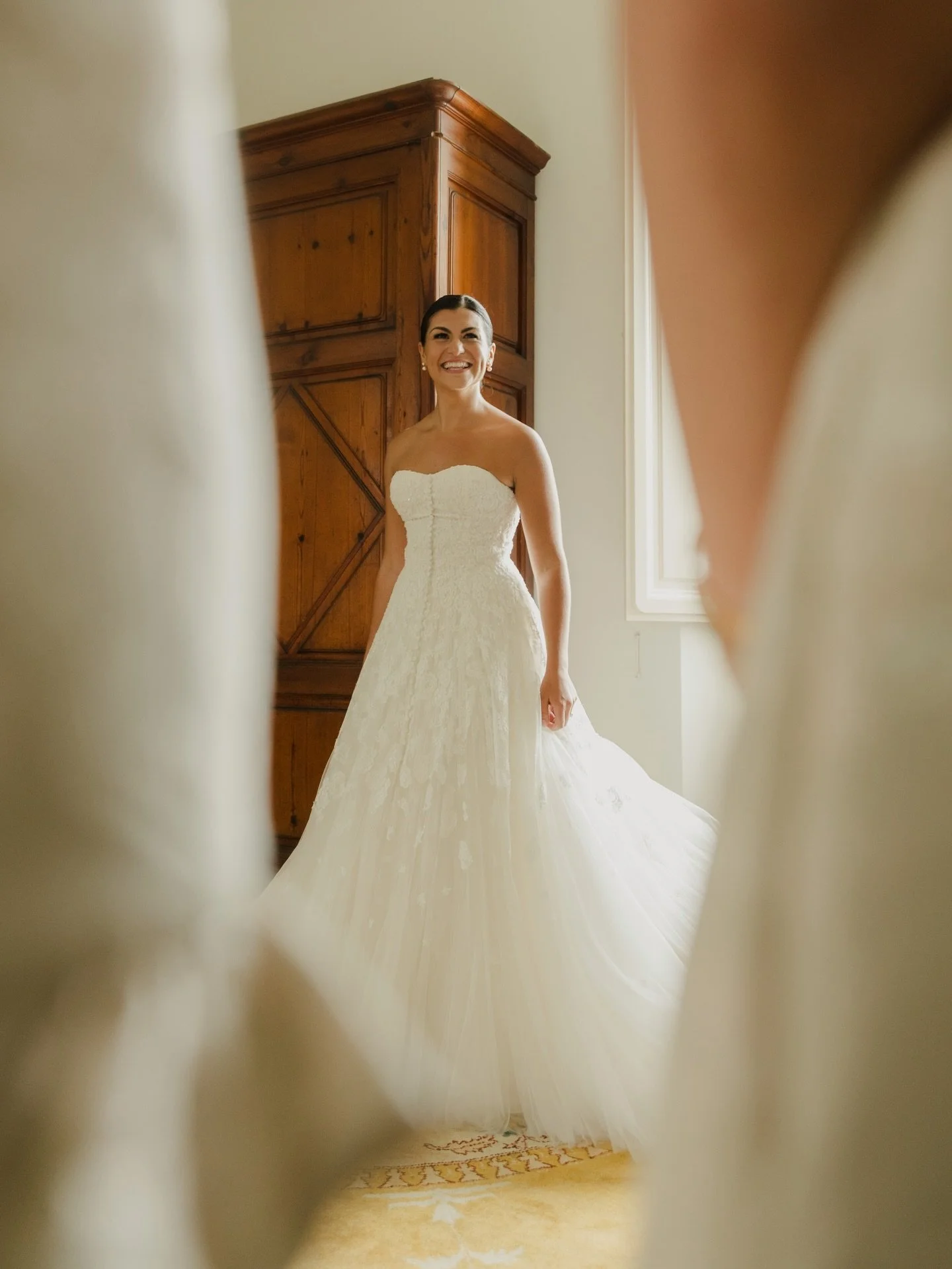 Some weddings stay with you for years - even before you touch the images again.

Back in 2024, I had the chance to travel to the Tuscan countryside near Florence, invited by @latxina to join this beautiful destination wedding as her second shooter.

