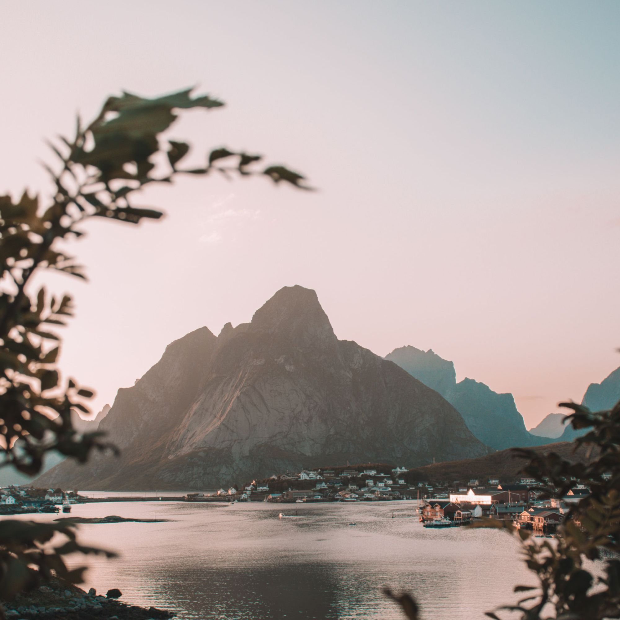 Puesta de sol en un pueblo pesquero noruego