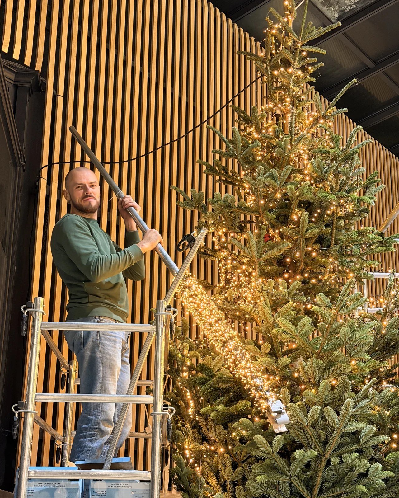 installation-sapin-noel-entreprise-platan.jpg