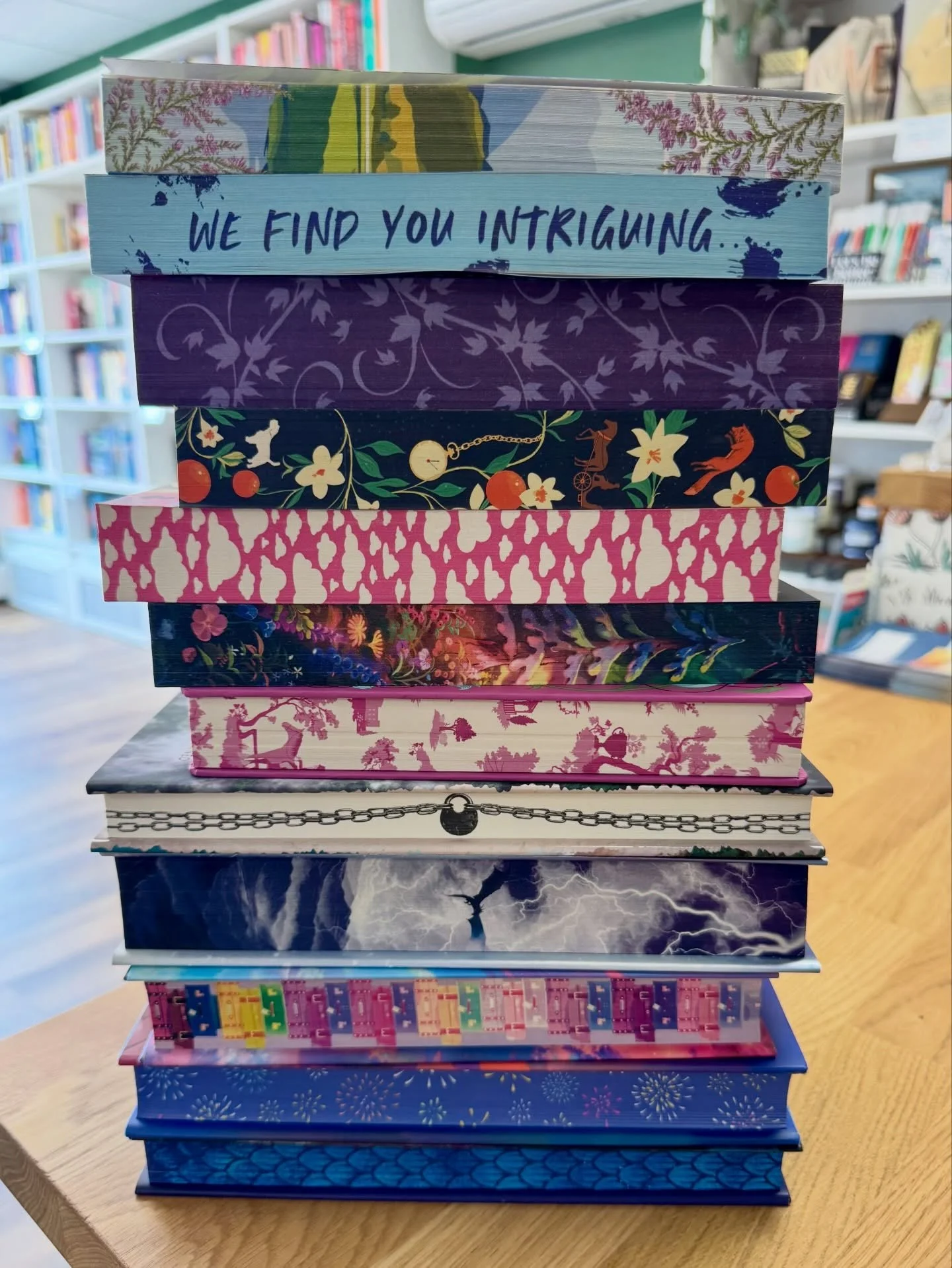 It&rsquo;s time to show off more stenciled edges because 😍.

Here are some that have come into the shop recently, including a few of today&rsquo;s releases, like THE FARAWAY INN by cozy fantasy queen Sarah Beth Durst. A YA title, THE FARAWAY INN is 