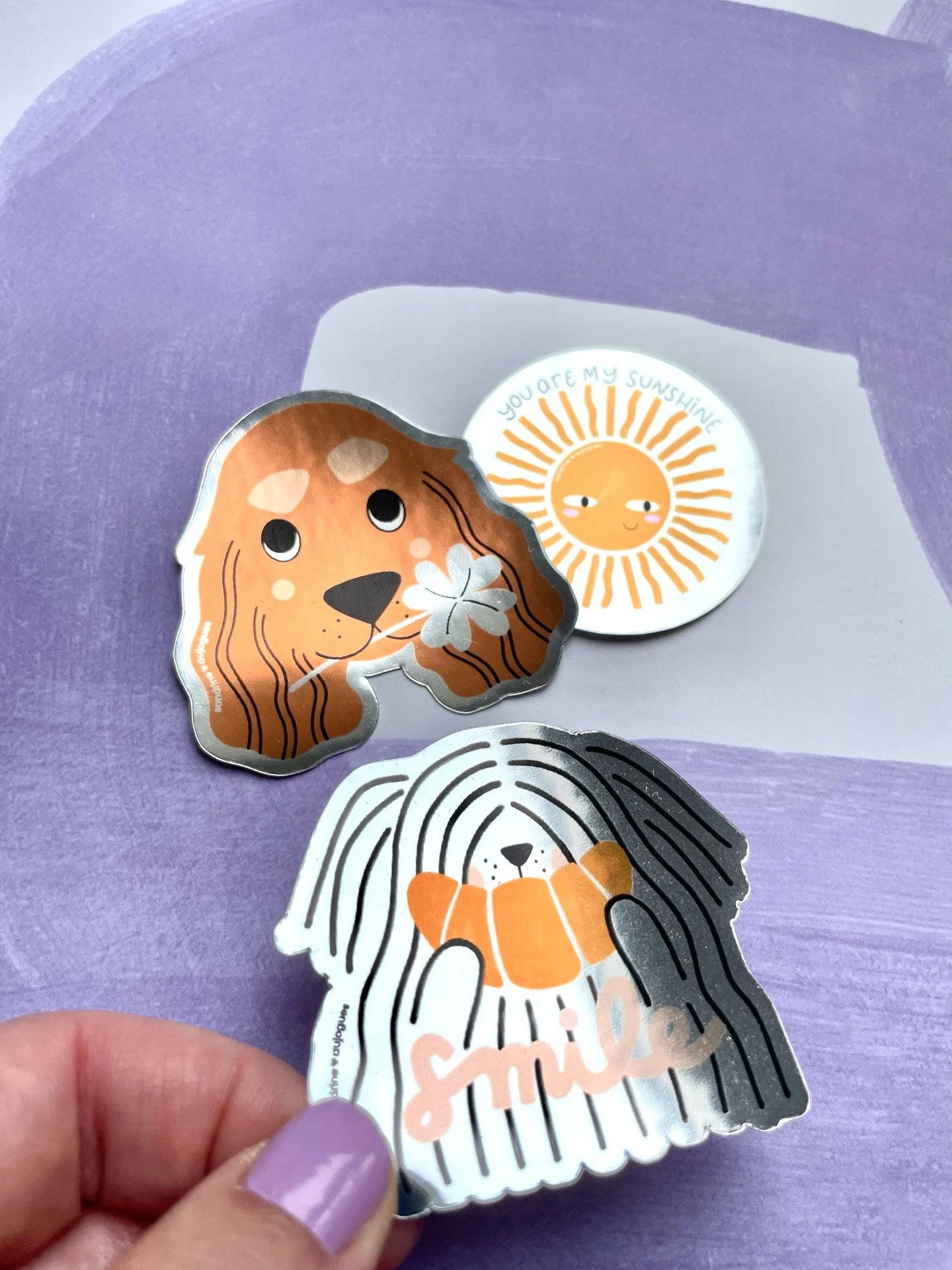 STICKERS LOVERS 💜 

J&rsquo;ai envie de vous envoyer un peu de love&hellip; 🤍
Tenter de gagner ces 3 jolis stickers, &ccedil;a vous dit ? ✨
&Agrave; vous de jouer !

🪩 1. Suivez mon compte @sandrine.aujogues 
🪩 2. Likez ce post
🪩 3. Taguez 2 com