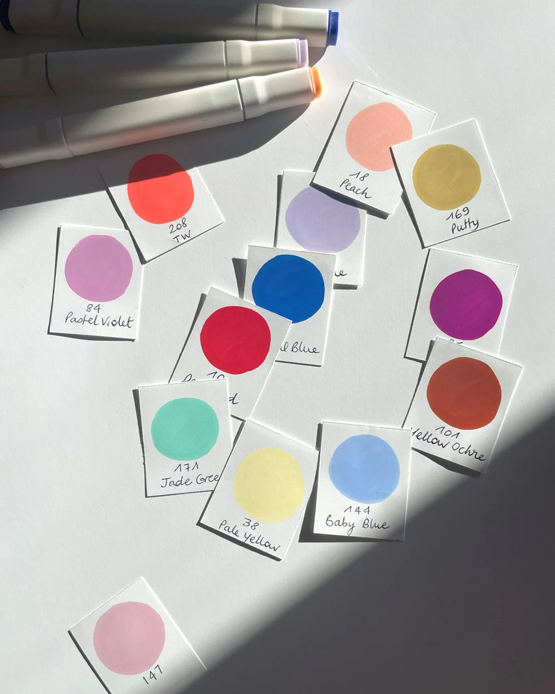 COLOURFUL DAY 🎨

Des pastilles de couleurs comme des petites doses de bonne humeur.
On s&rsquo;amuse, on explore, on imagine de nouvelles gammes&hellip;
C&rsquo;est &ccedil;a, le fabuleux pouvoir de la couleur : elle r&eacute;veille, elle inspire, e