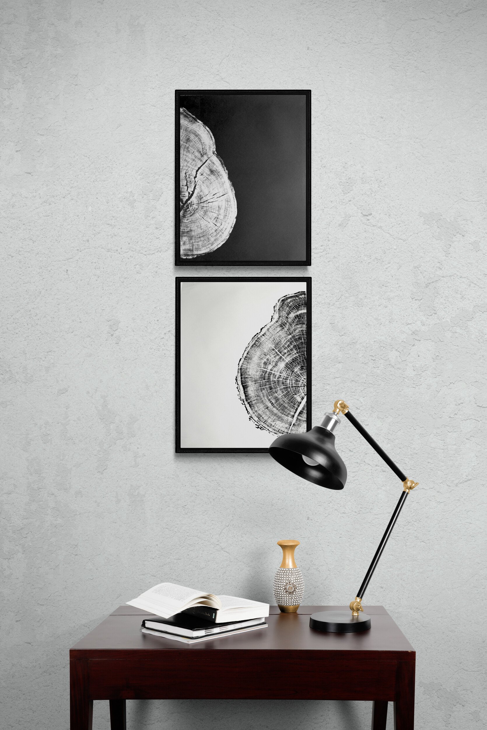 Small_desk_with_black_lamp.jpg