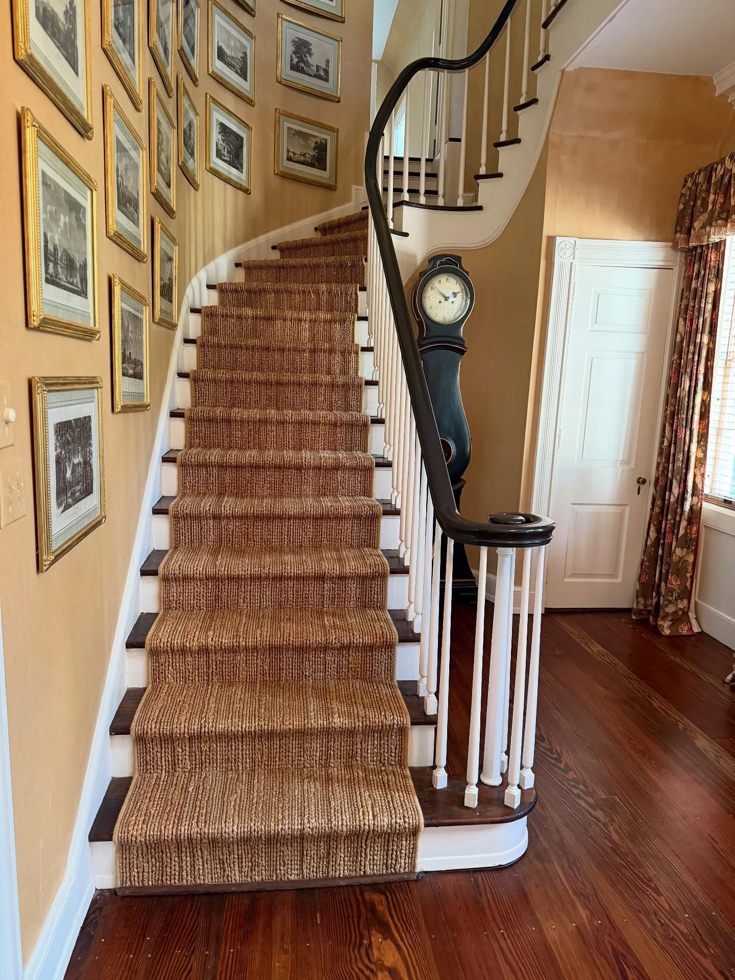 Stepping back in time. 

Carpet: Crescent Heirloom 91414 Brick @rugmastersinc 

Installer: @jonny_carpet_custom_stairs 

Designer: @stonomarshco
