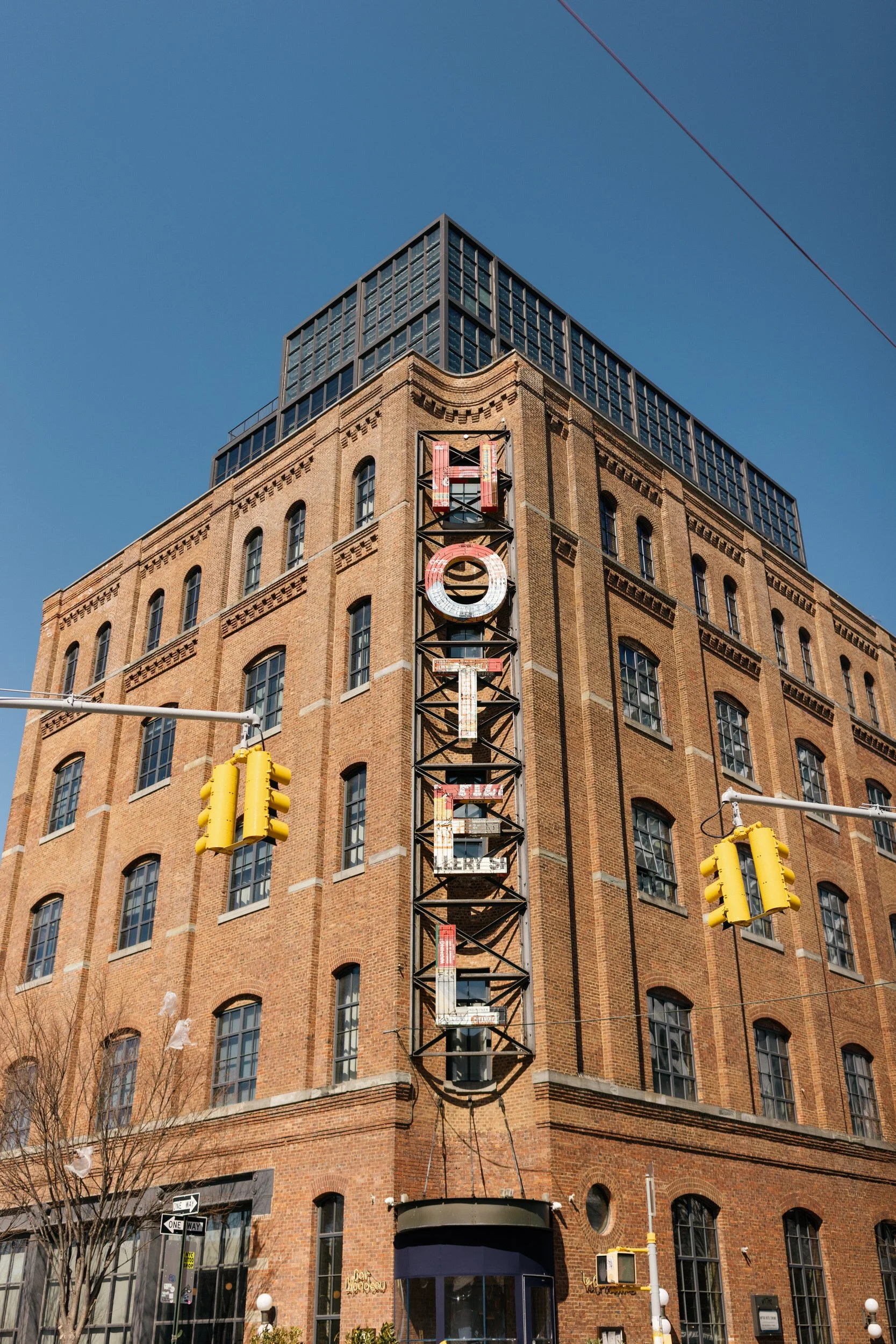 A vintage style hotel on the corner of a street 