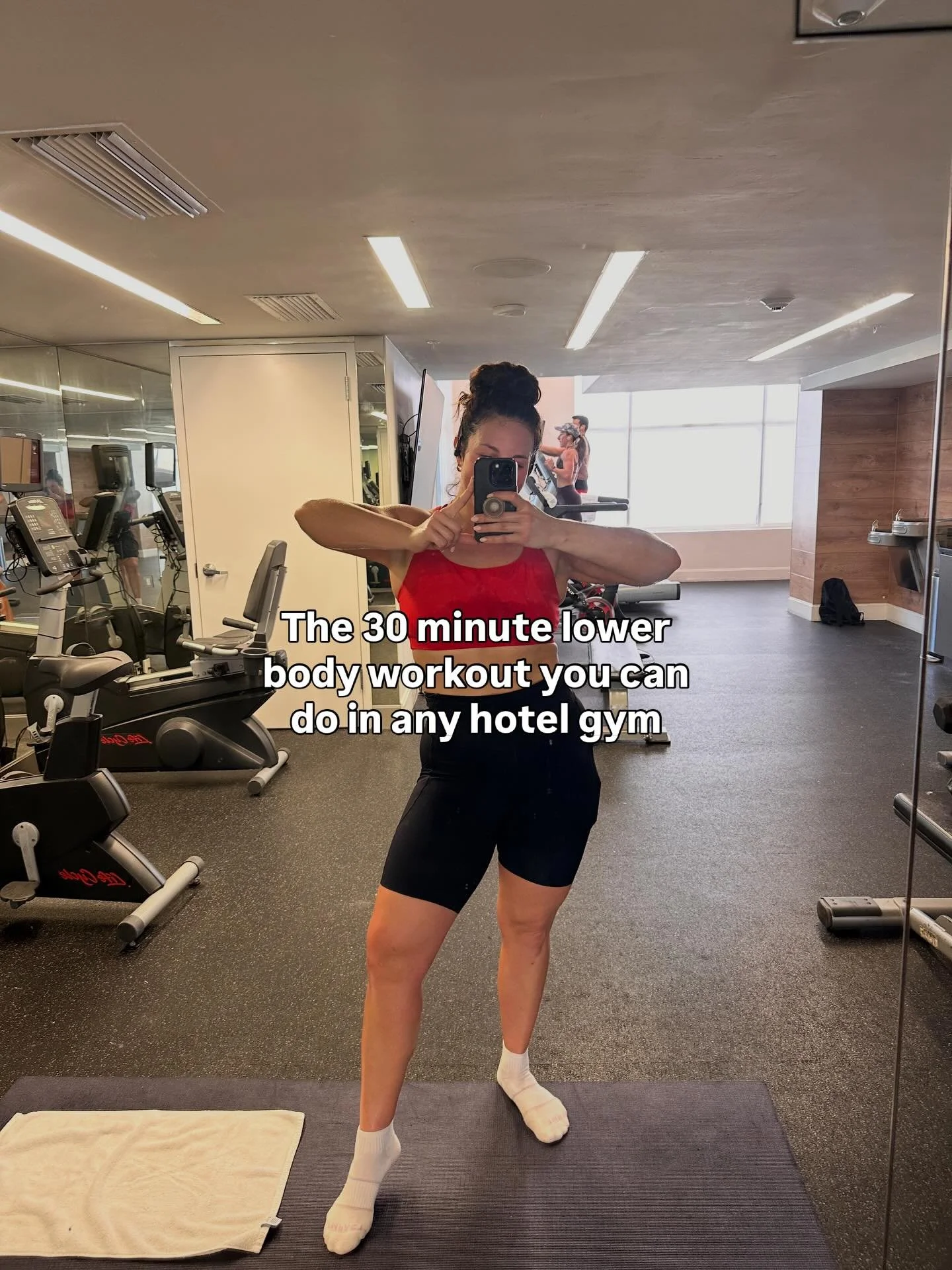 I don&rsquo;t always workout when I travel ✈️

But when {and if} I do, you best believe it&rsquo;s going to be quick, simple + effective! 

Before you get into this though, please make sure you spend at least 10-15 mins warming 🆙 Think 3-5 mins of e