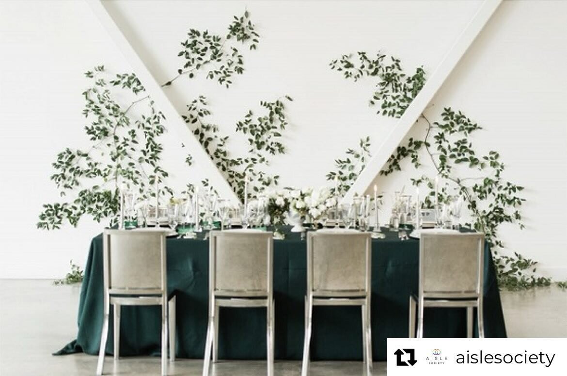 Contemporary cool.

***

Repost @aislesociety

Greenery never gets old 🌿 Double-tap if you agree?⁣
.⁣
Published by @everylastdetailblog on @aislesociety⁣
.⁣
Photography: @lynnereznickphoto | Venue: @afhboston | Planner: @eventsbycarianne | Greenery: