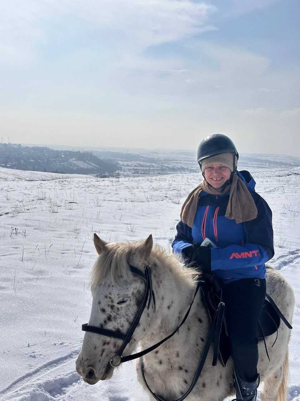 Josette Obin chevauchant Chaplin, un cheval Chaar tacheté, dans la neige