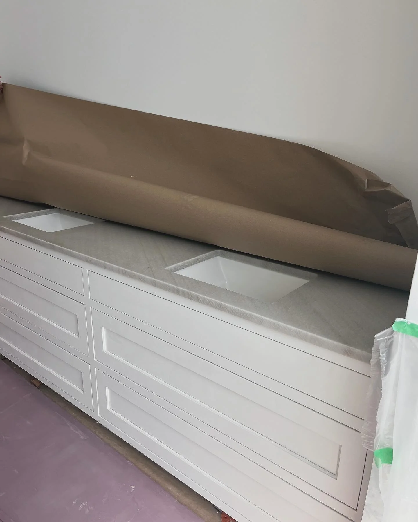 Sneak peek of this Quartzite going in at client #acrossthepond 

#northcarolina #nc #northcarolinainteriordesigner #coastalnc #ncinteriordesigner #figure8#wrightsville #wrighsvillebeach #northtopsailbeach  #wilmingtonnc #landfall #figureeight #ILM #i