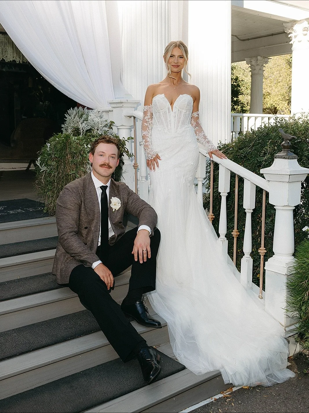 An absolute vision ✨ We can’t stop gushing over our stunning bride, Kat.
Kat is wearing Nerium by Alena Leena with a custom sleeve, and this look is nothing short of breathtaking. This weightless, fit-and-flare gown features a deep sweetheart