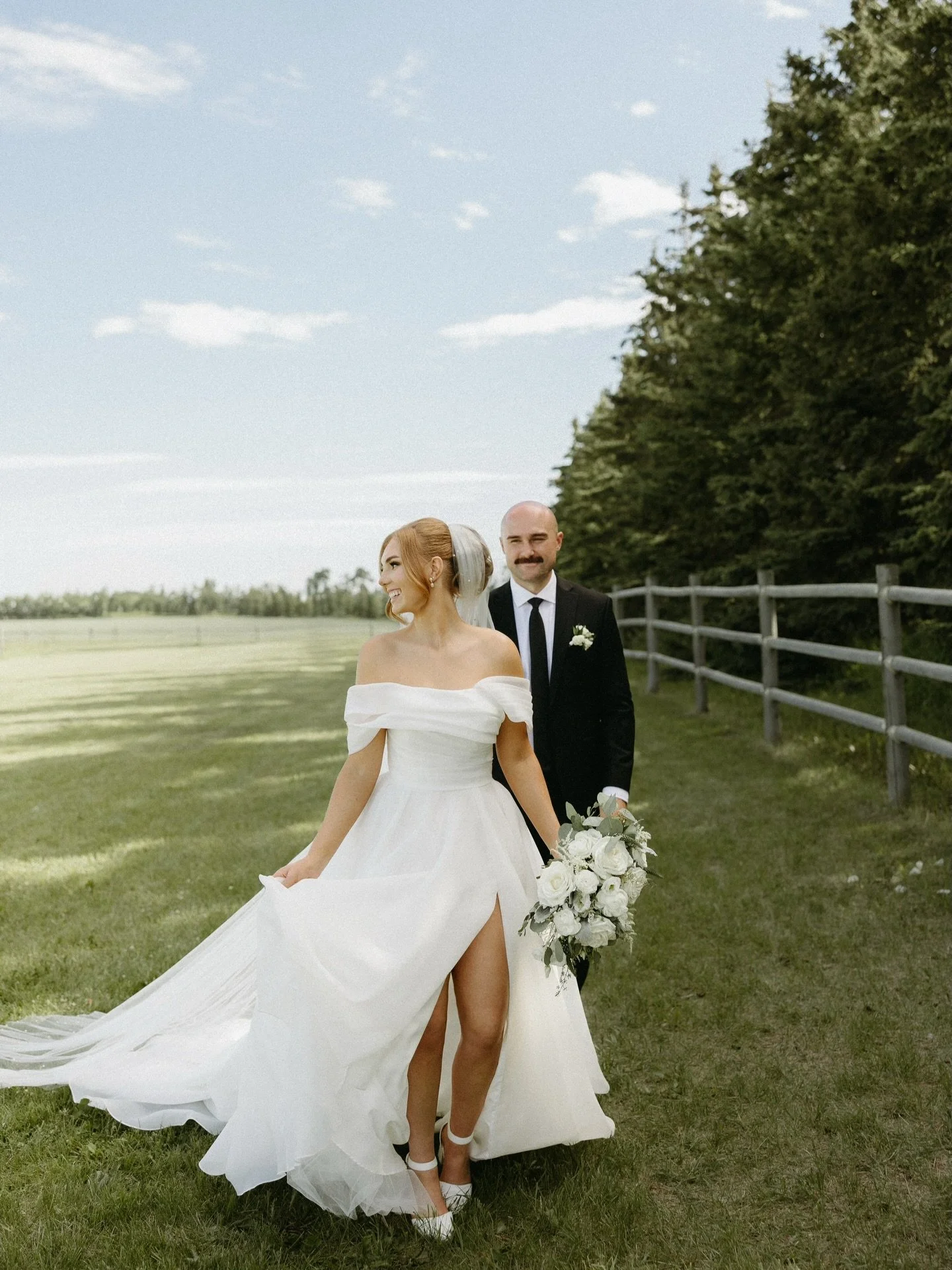 Dreamy, romantic, and timeless 🕊️ Our bride Sarah looked absolutely breathtaking in Astoria.

This look is the perfect mix of elegant and modern with an airy organza A-line skirt paired with a playful leg slit, creating a look that feels effortlessl