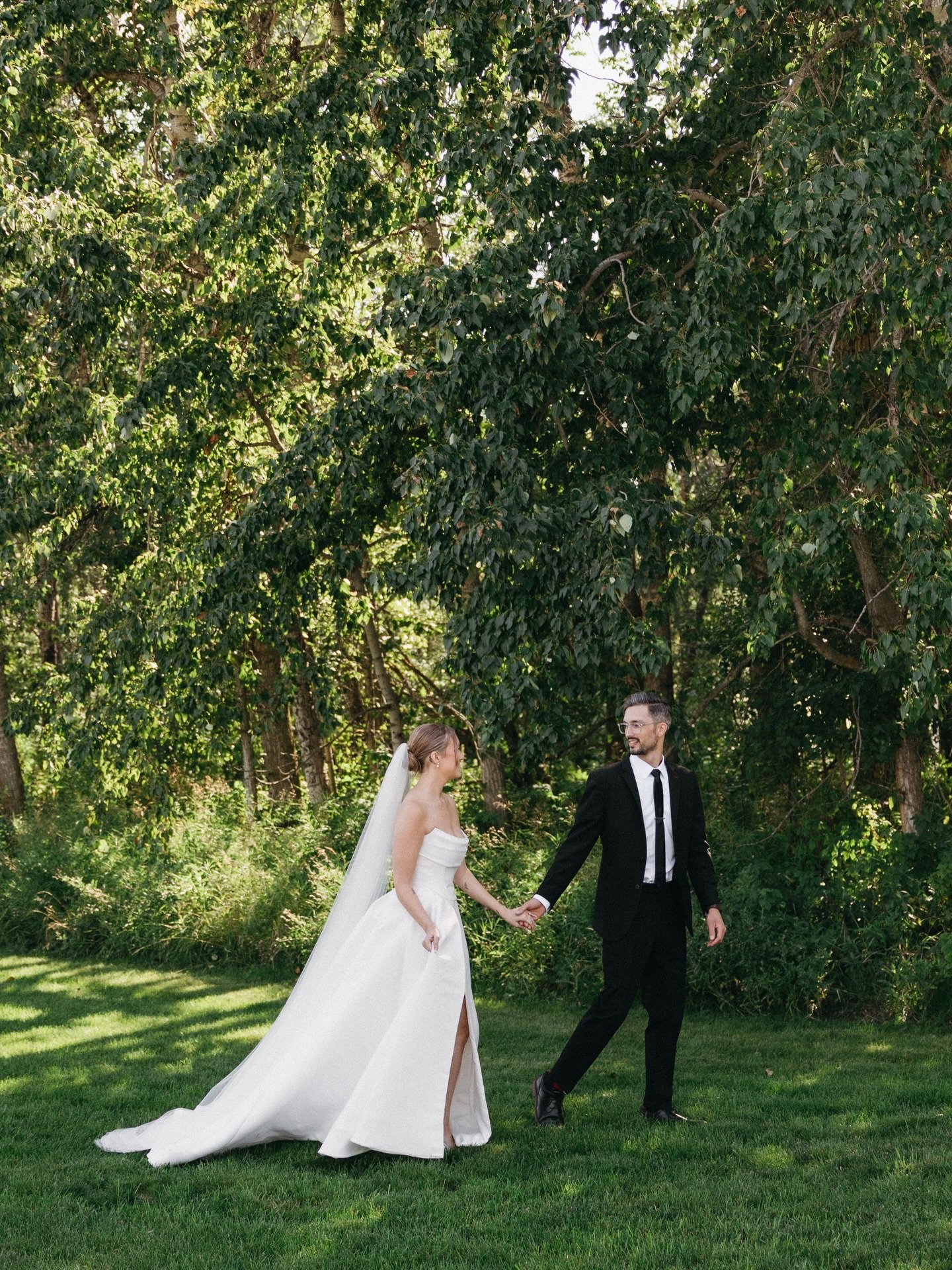 In complete awe of our bride Heather in the Kasia Corset + Milford Skirt by @kyhabride. These photos are PERFECTION!

📸 @carissamariephotography_