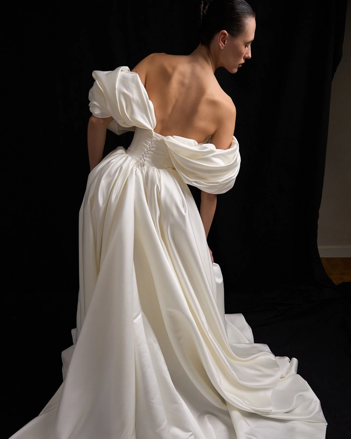 Monetre Trunk Show 🤍 May 20th to June 1st.

Minimalism, redefined.

Monetre is known for its clean lines and architectural design, where every detail is intentional. Think sculptural pleats, structured silhouettes and modern necklines that feel both