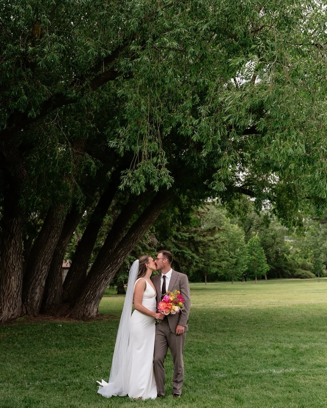 &ldquo;I want the dress to feel like an elevated version of myself.&rdquo;

For Madison, Tess by @vagabond_bridal was exactly that. Bridal, refined, and unmistakably her. 

Congratulations Madison &amp; Clayton, your day looked incredible! 
Photograp
