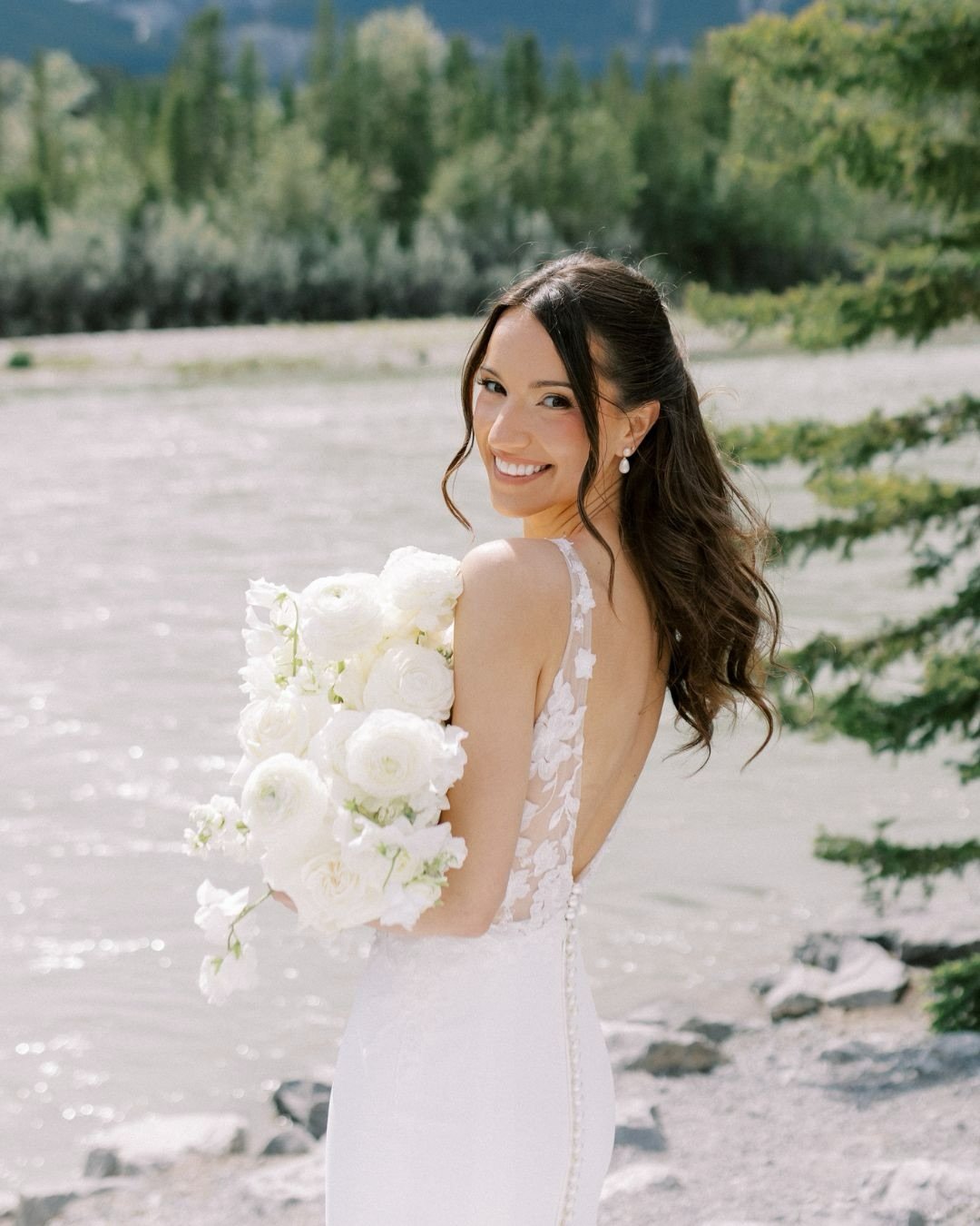 Isn&rsquo;t she lovely?

We can&rsquo;t get enough of our stunning bride in her Daalarna gown. Congratulations Tara &amp; Chris 🤍

Photographed by Tess Lucas @tesslucasphoto 
   #2027Bride #BridalInspo #WeddingInspo