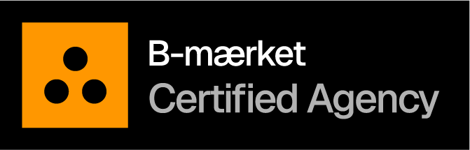 B-mærket logo med tre sorte prikker i en orange firkant og teksten 'B-mærket' samt 'Certified Agency'