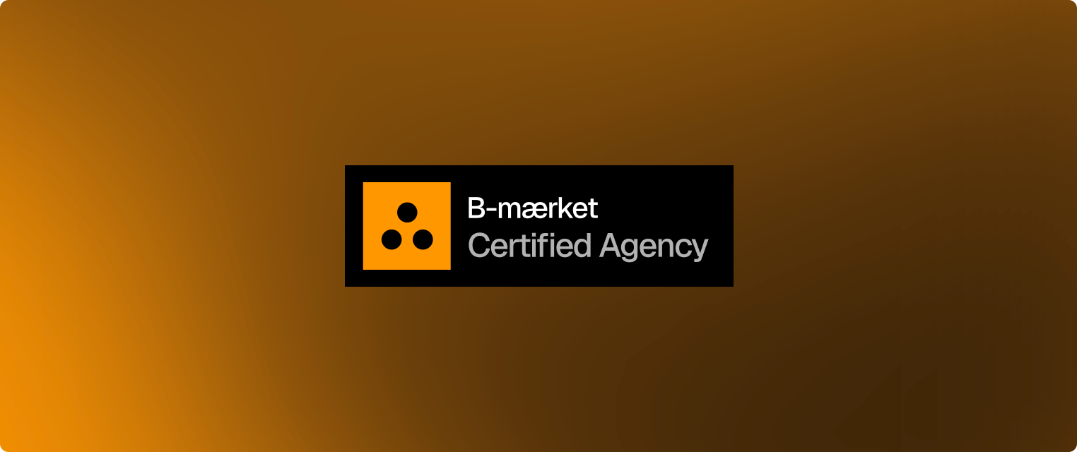 B-mærket logo med sort baggrund, orange firkant med tre sorte prikker, og teksten 'B-mærket Certified Agency'
