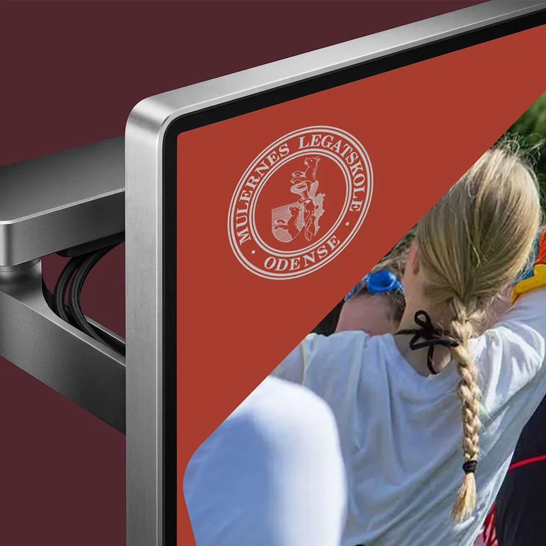 Et digitalt skilt med logo for Mølfernes Legatskole Odense og en foto af en pige med gult hår i færd med at dyrke sport udendørs.