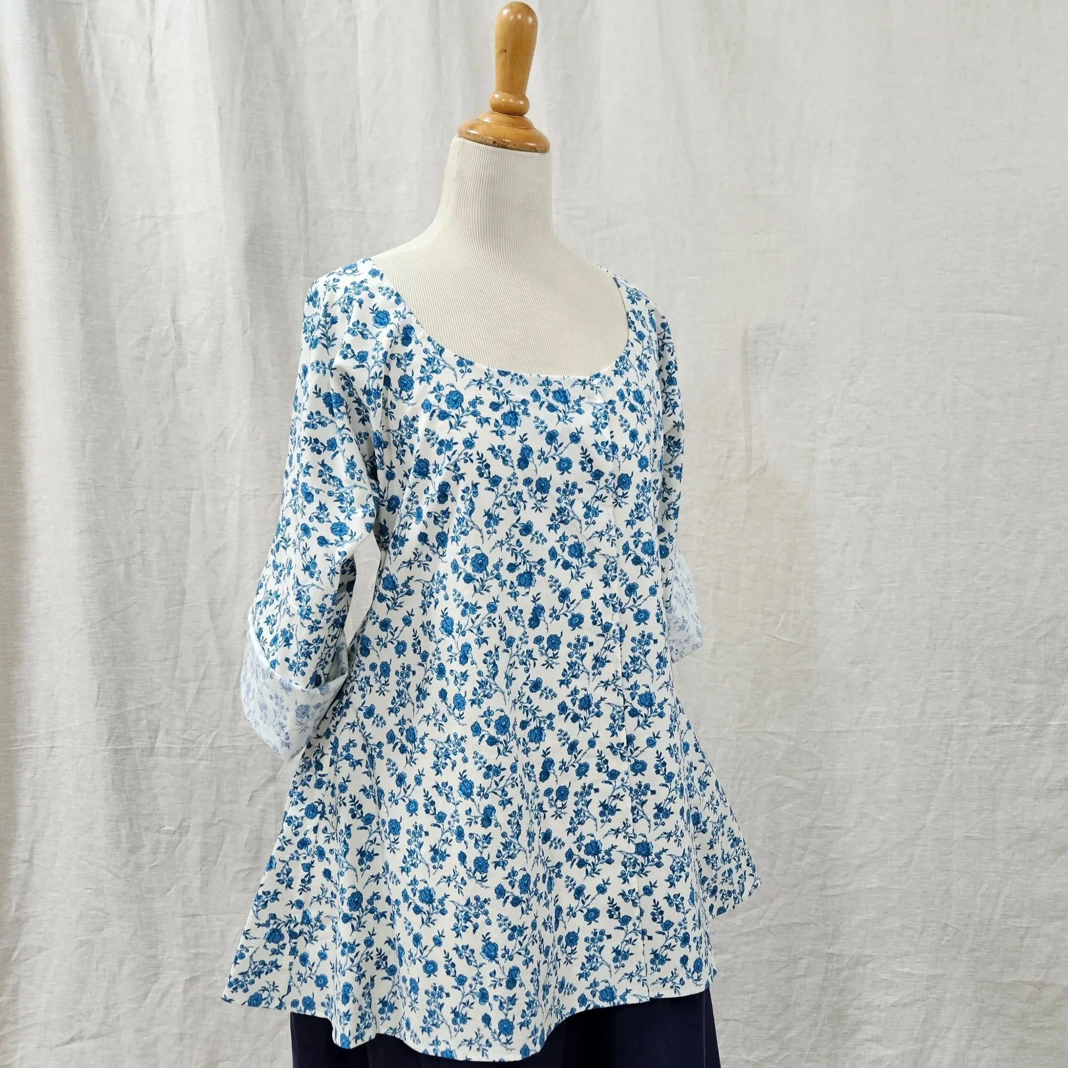 Cream/Blue Floral Cotton Shortgown-L