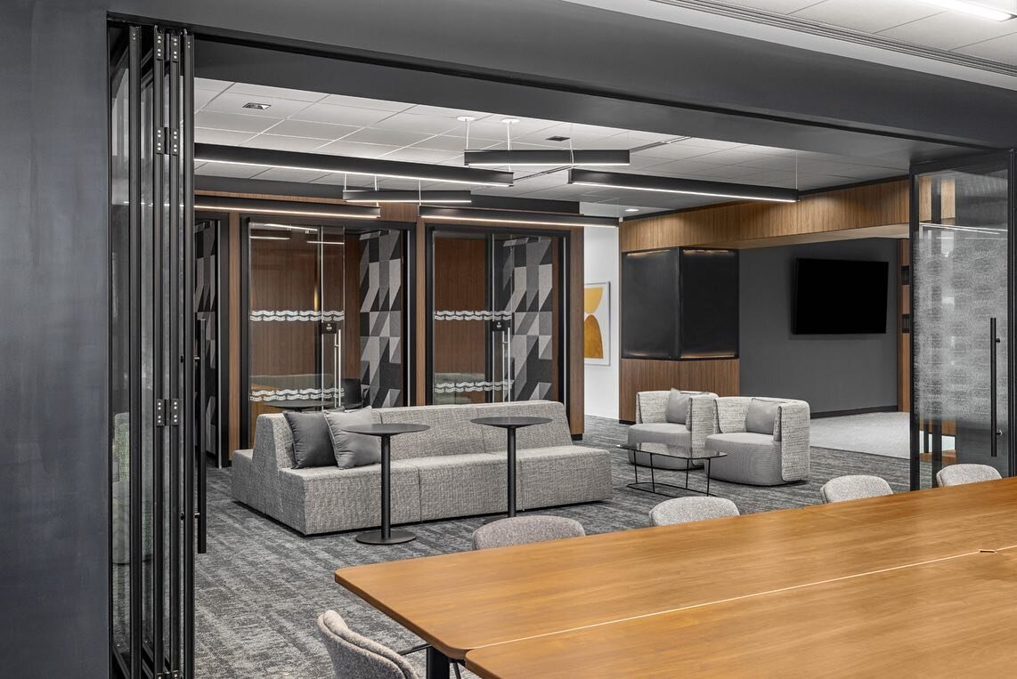 Flexible &amp; Transitional Workspace: This communal area exemplifies the versatile needs of today&rsquo;s workplace. Transitional architectural elements and flexible furniture help transform this conference room and work lounge into the open space, 