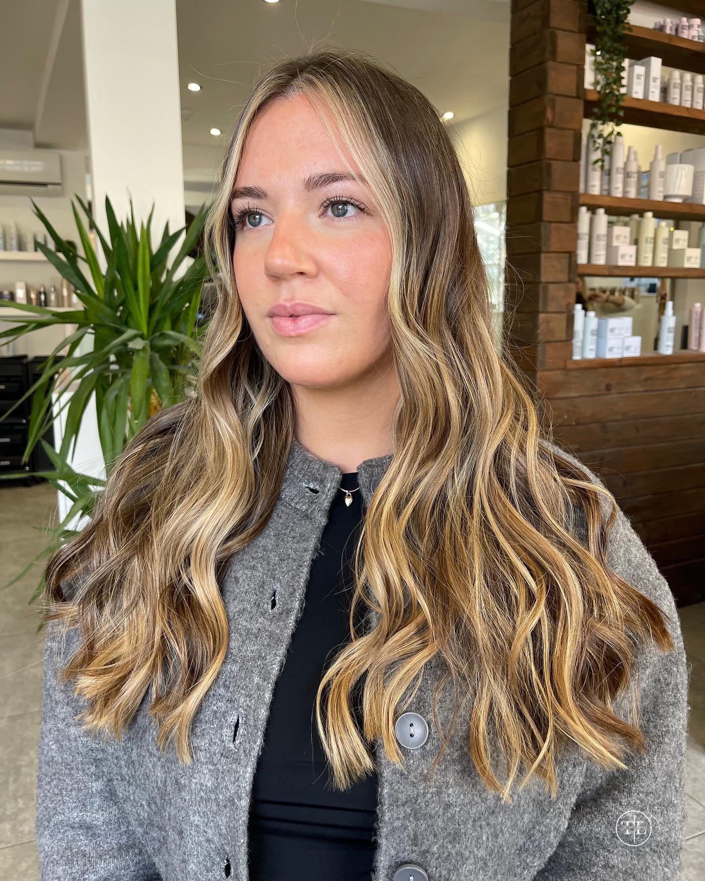 Sunkissed balayage ☀️
Beachy blonde bits amongst a darker base to create this beautiful contrast. Perfect for them brunette who want to brighten up their hair ready for summer 🌼

Stylist - @hairbyelliethomson 
Using - @schwarzkopfprouk #blondme &amp