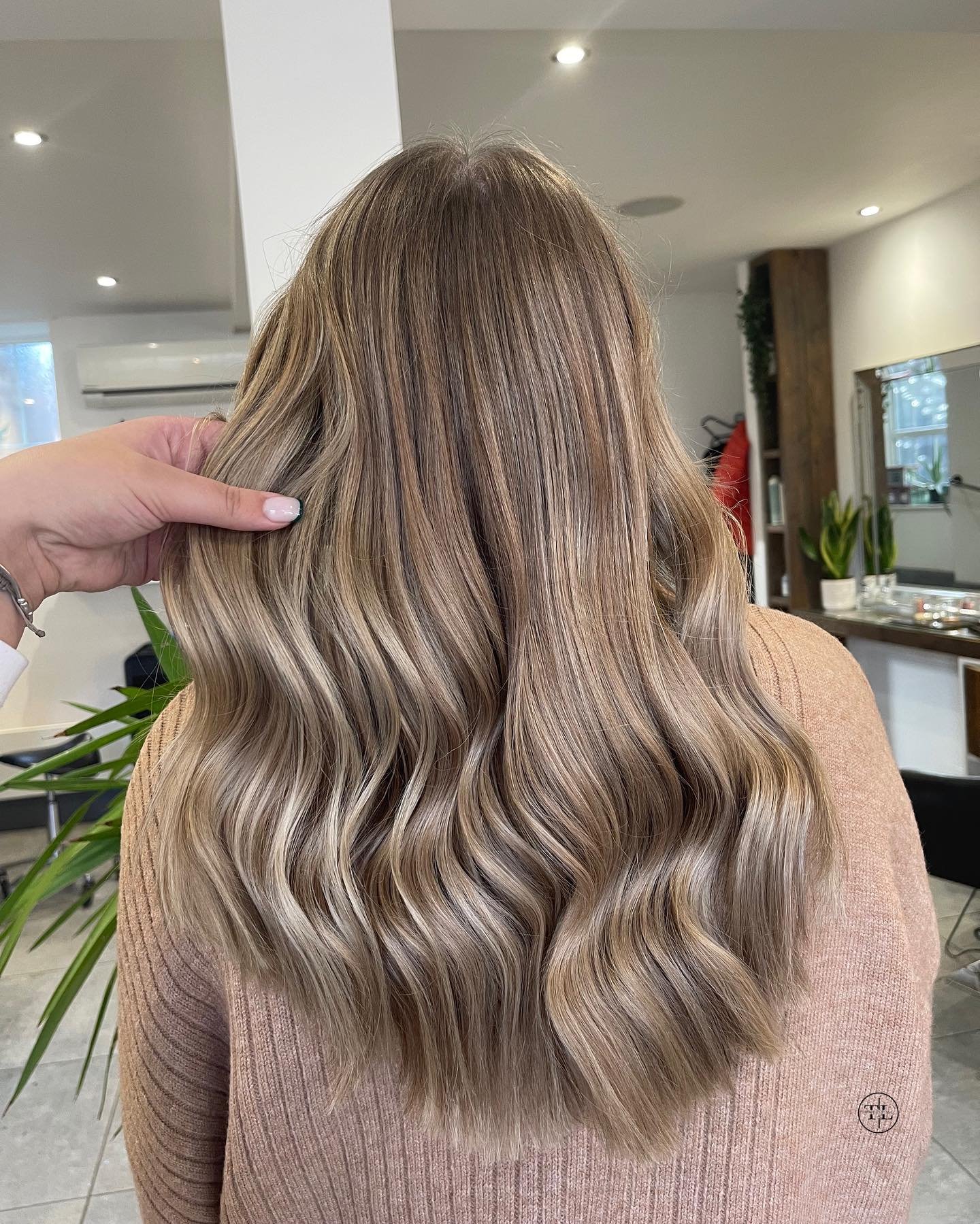 When you can&rsquo;t decide between blonde and brown, have both 💁&zwj;♀️

Stylist - @hannahmaehair 
Using - @schwarzkopfpro #blondme &amp; #igoravibrance 
Styled with @authenticbeautyconcept &amp; @ghdhair