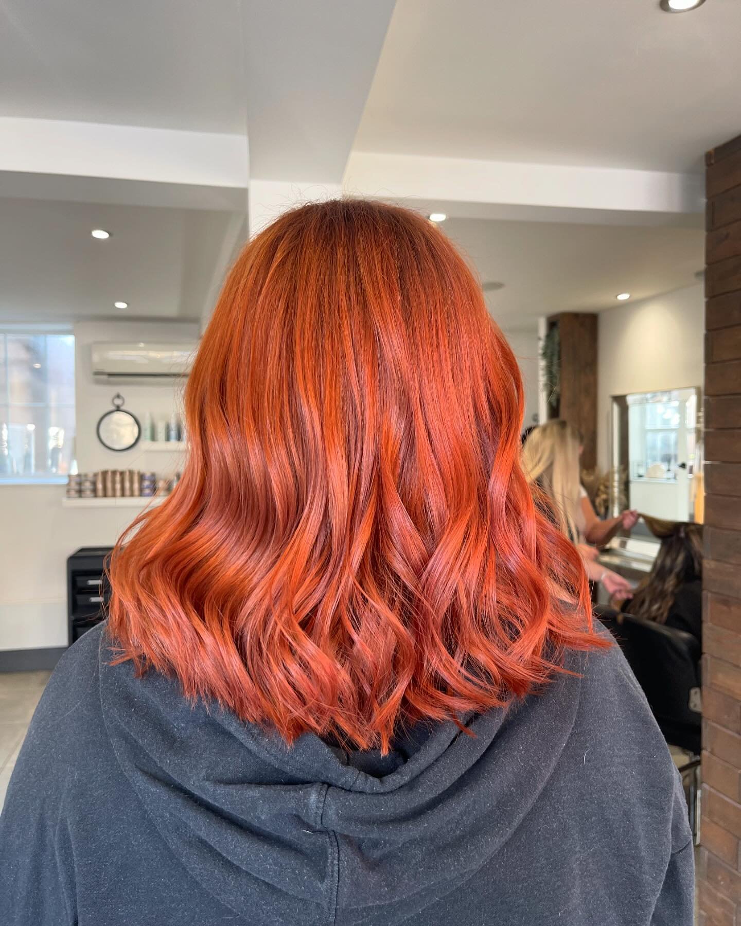 Fancy brightening up your hair this autumn? Then @hairbyhoneyjane is your girl! ❤️🧡
More vibrant reds please 😍

STYLIST - @hairbyhoneyjane
COLOUR - @schwarzkopfprouk 
PRODUCTS - @authenticbeautyconceptuk