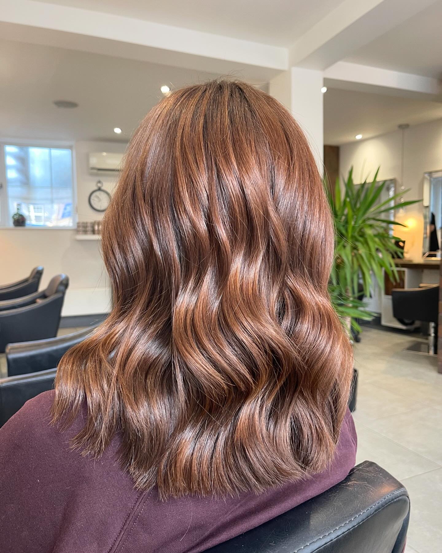 We are obsessed with the shine ✨
Don&rsquo;t forget to add on a luxury hair mask to your next service to help you achieve this beautiful finish 😍

STYLIST: @hairbysinead 
COLOUR: @schwarzkopfprouk 
PRODUCTS: @authenticbeautyconceptuk