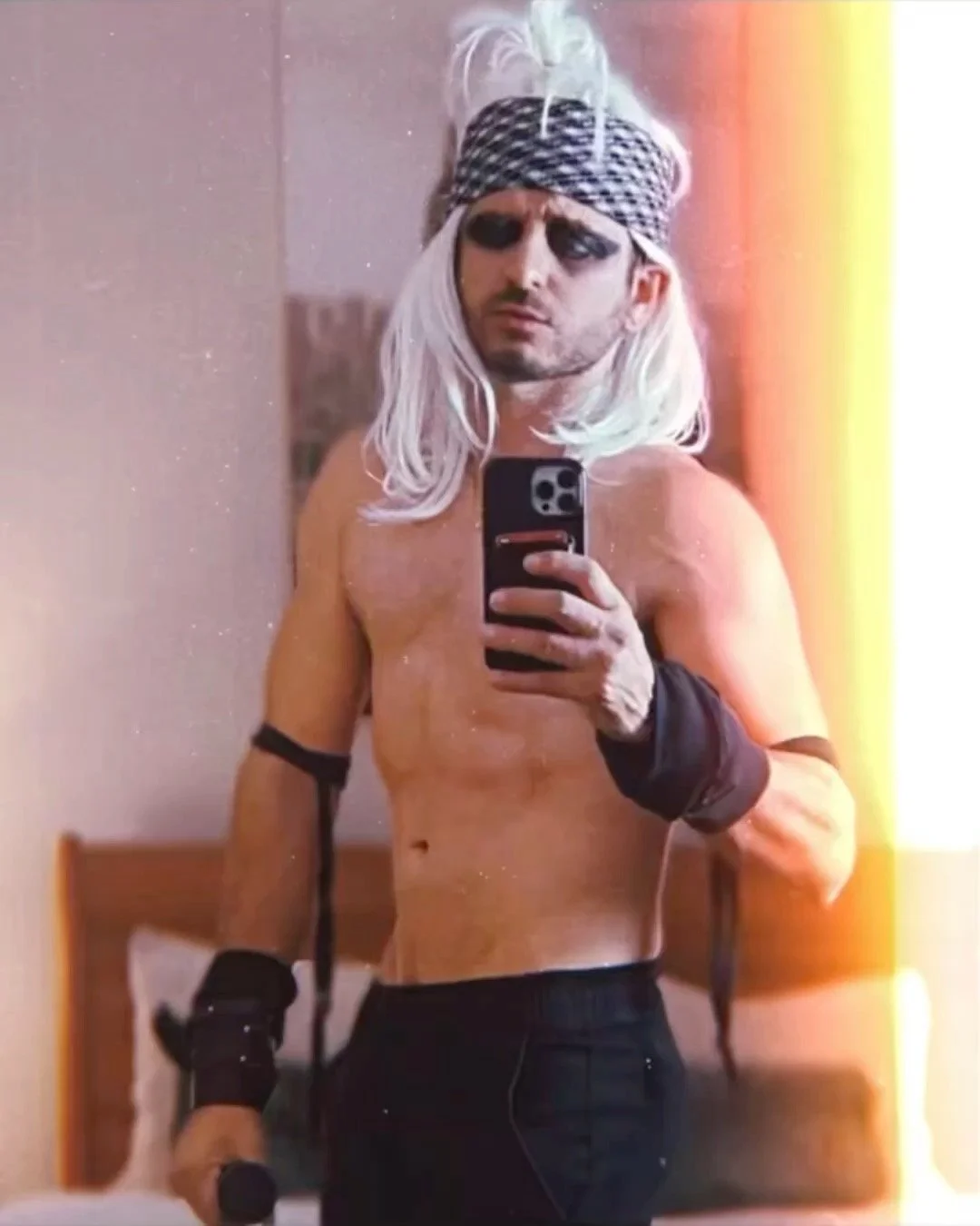 🎥 Some moments feel pulled from a film reel: grain, neon, a pause between heartbeats. As&iacute; es como hasta ahora va mi vispera de Halloween. Si es tu primera vez viendo esta cuenta, bienvenid@: aqu&iacute; escribo sobre como reconstruirnos inter