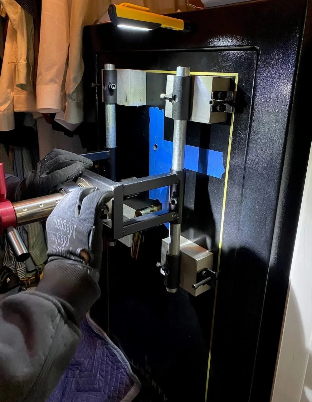Locksmith opening a safe — safe locksmith service Northern Virginia