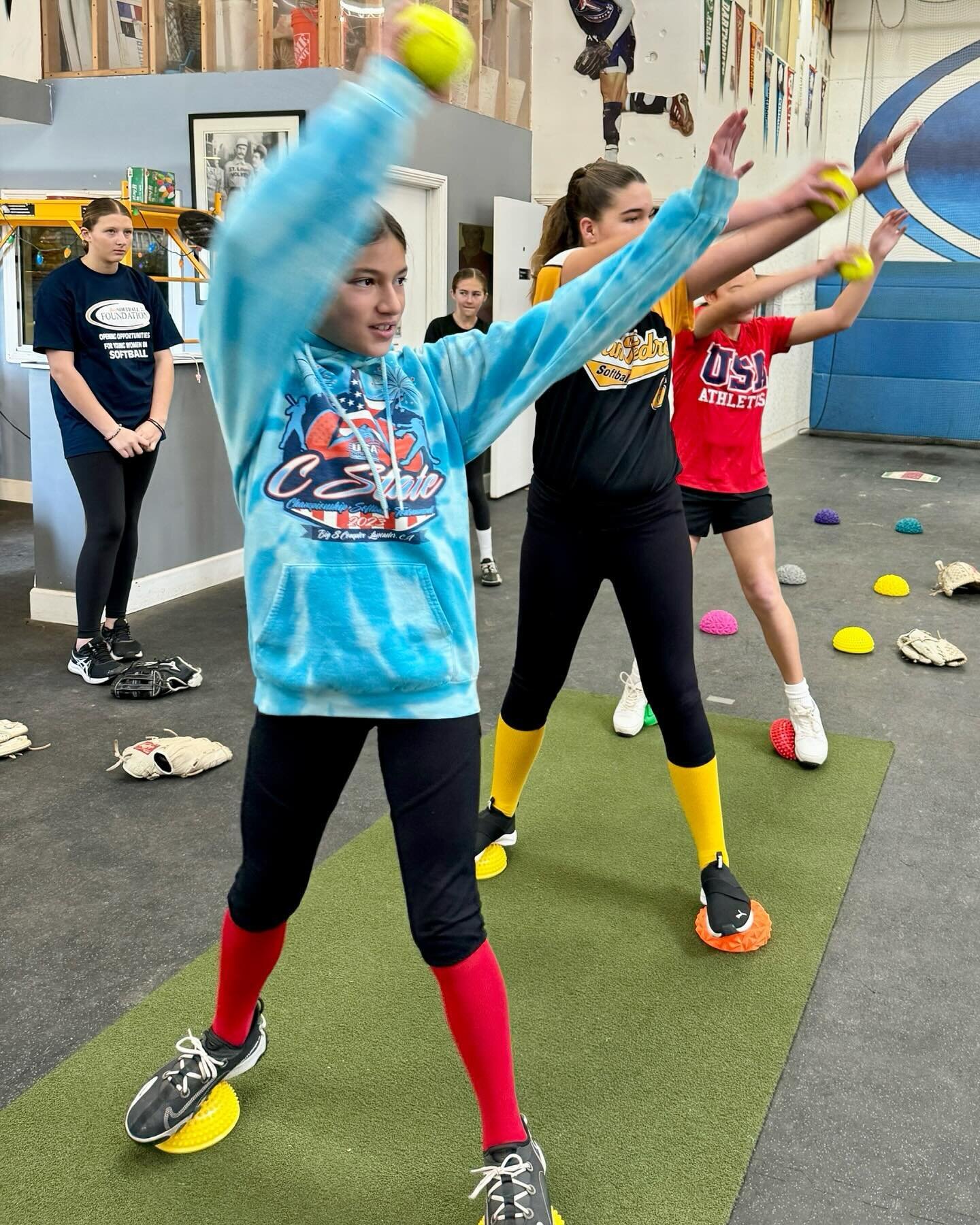 ɴᴇᴡ ʏᴇᴀʀ, ɴᴇᴡ ꜱᴋɪʟʟꜱ. 💪

Nothing better than kicking off 2024 with these 10 young women at our first-ever pitching clinic!
&bull;
&bull;
&bull;
&bull;
&bull;
#JustSOFTBALLFoundation #JSF #softball #ncaasoftball #usasoftball #usasoftballsocal #socal